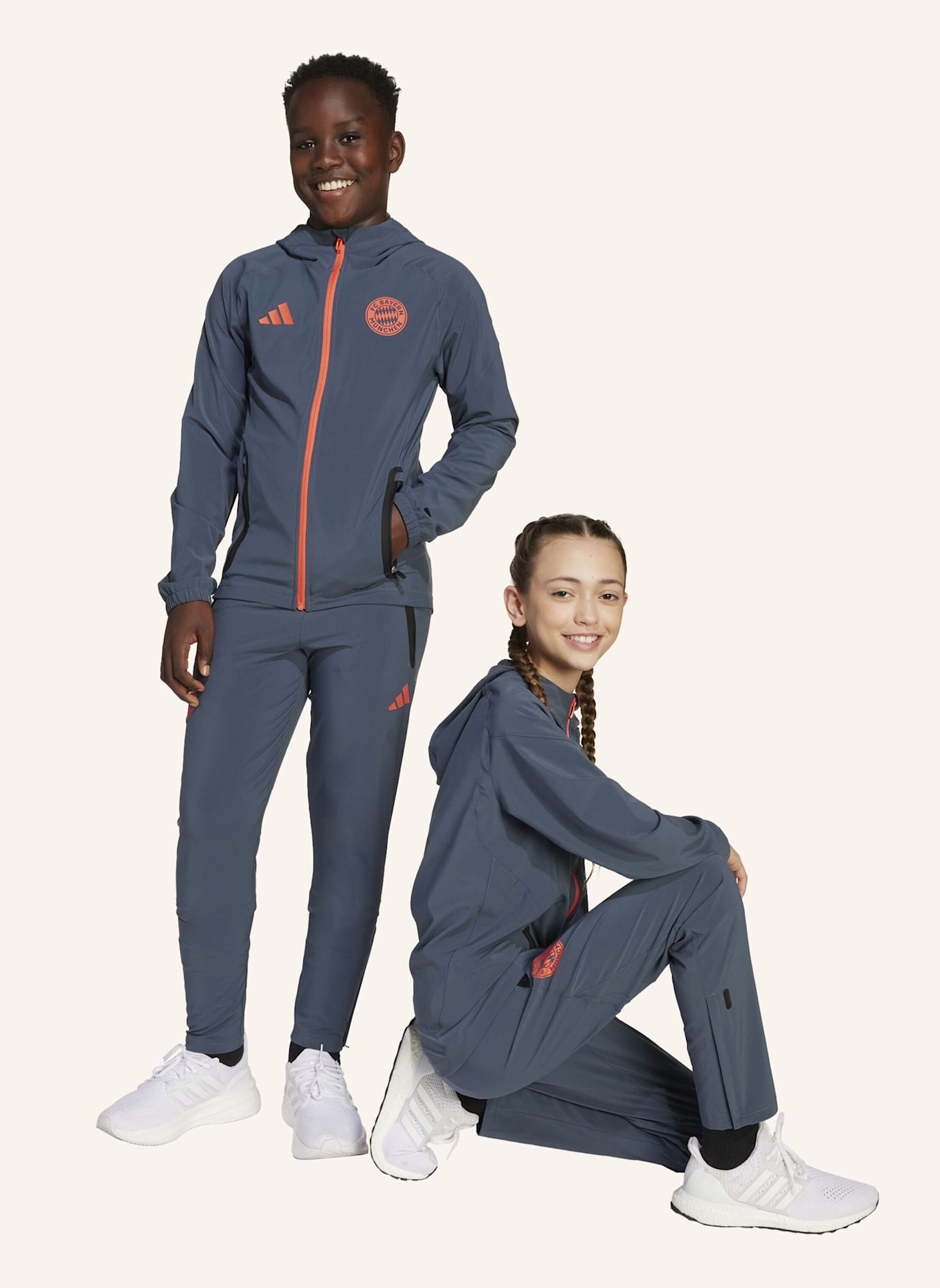 adidas FC BAYERN MÜNCHEN TIRO 25 COMPETITION VIS TECH TRAVEL HOSE KIDS: GRAU/ ORANGE