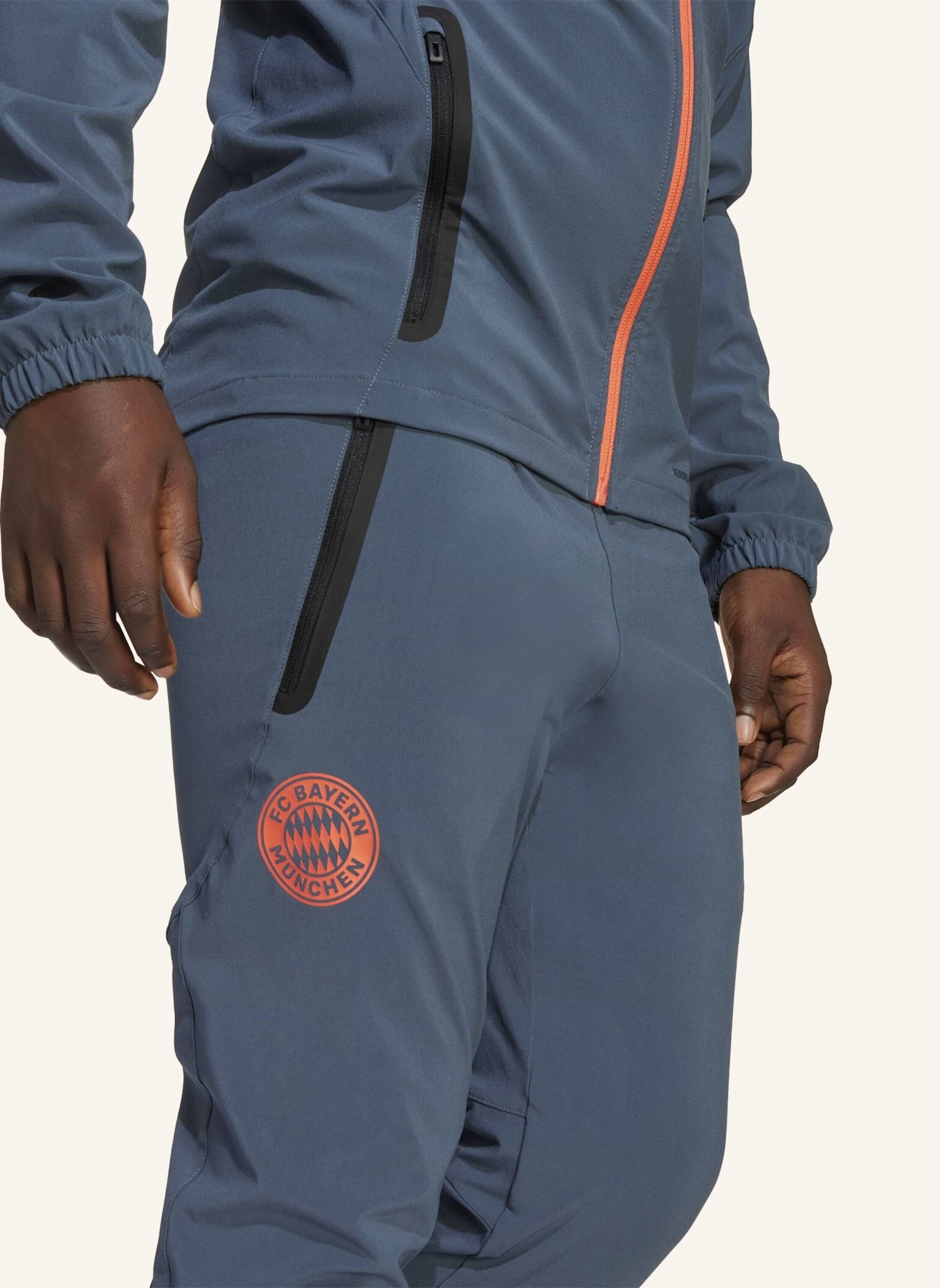 adidas FC BAYERN MÜNCHEN TIRO 25 COMPETITION VIS TECH TRAVEL HOSE KIDS: GRAU/ ORANGE