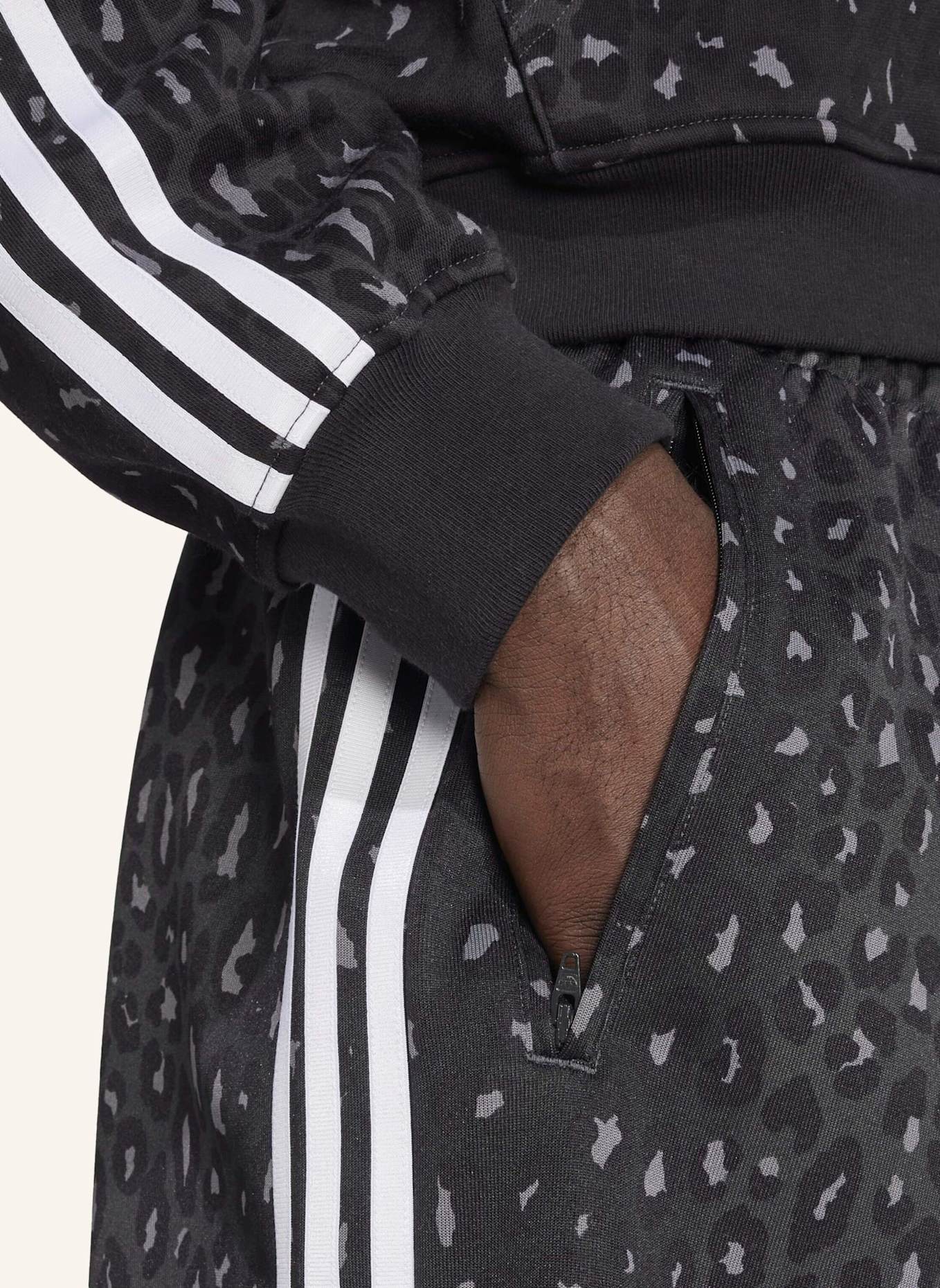 adidas Originals LEO OVERSIZED SHORTS: SCHWARZ