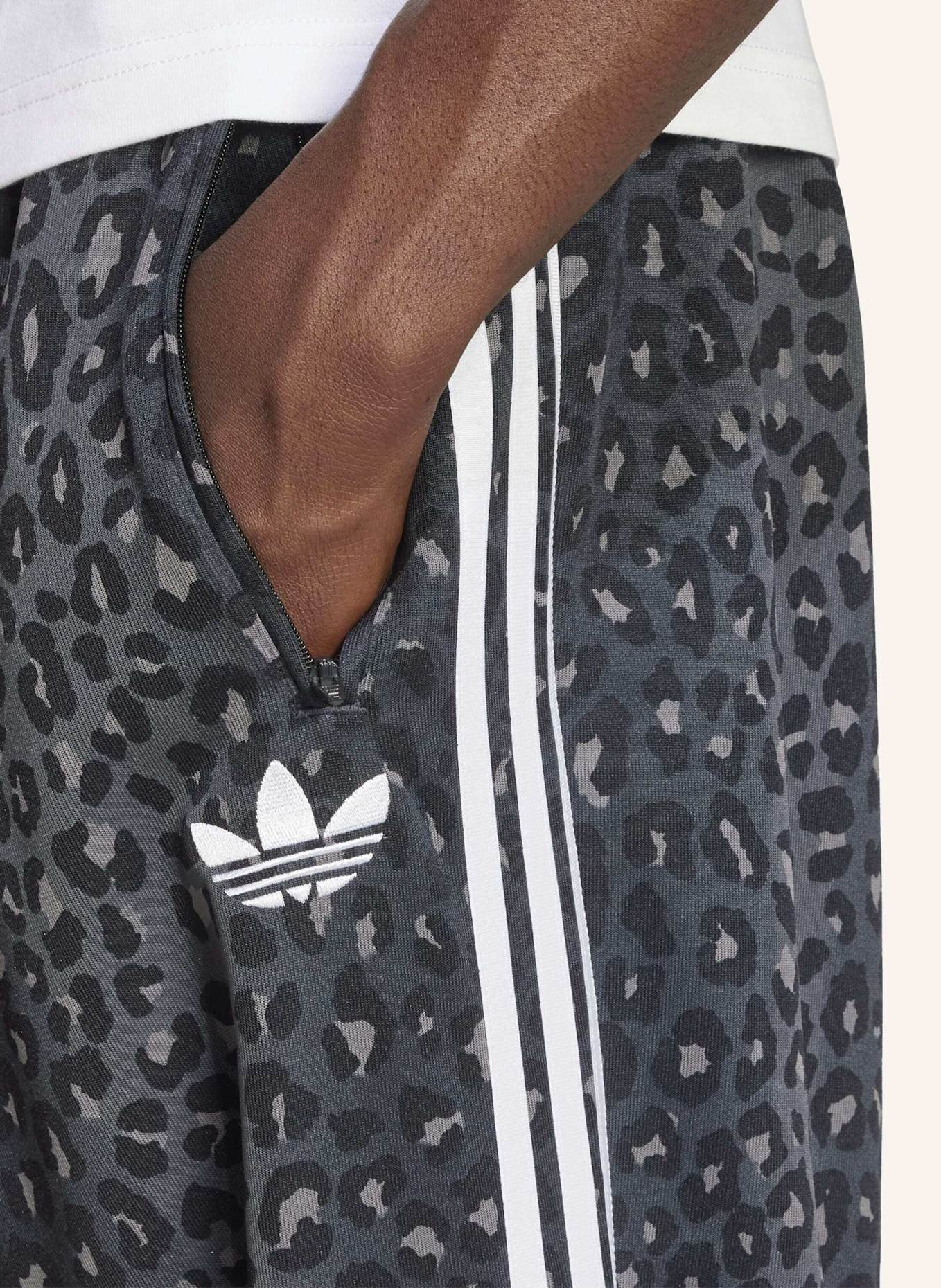 adidas Originals FIREBIRD LOOSE LEOPARD TRAININGSHOSE: SCHWARZ