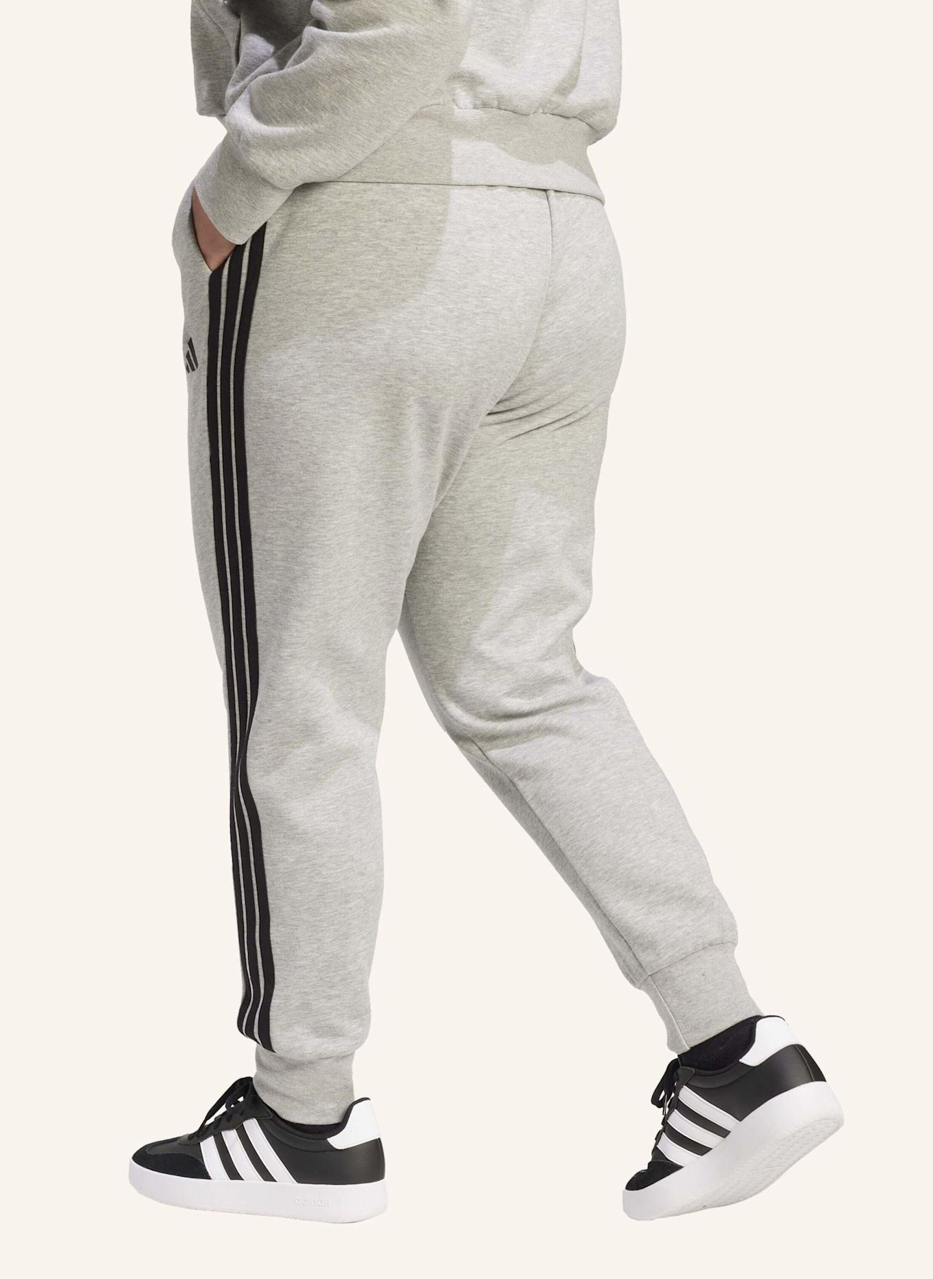 adidas ESSENTIALS 3-STRIPES FLEECE SLIM HOSE (GROSSE GRÖSSEN).: SCHWARZ
