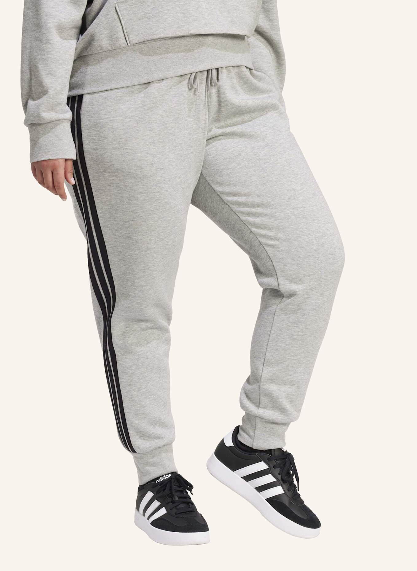 adidas ESSENTIALS 3-STRIPES FLEECE SLIM HOSE (GROSSE GRÖSSEN).: SCHWARZ