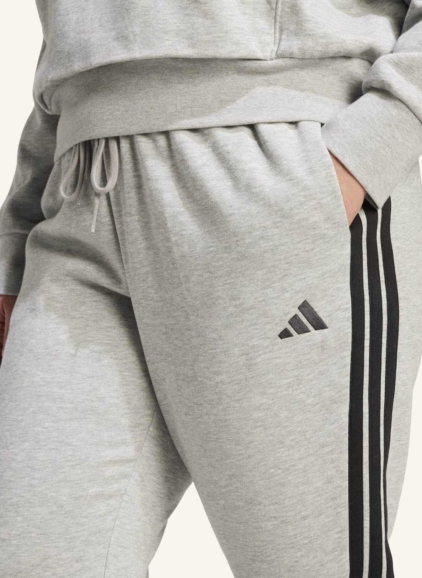 adidas ESSENTIALS 3-STRIPES FLEECE SLIM HOSE (GROSSE GRÖSSEN).: SCHWARZ