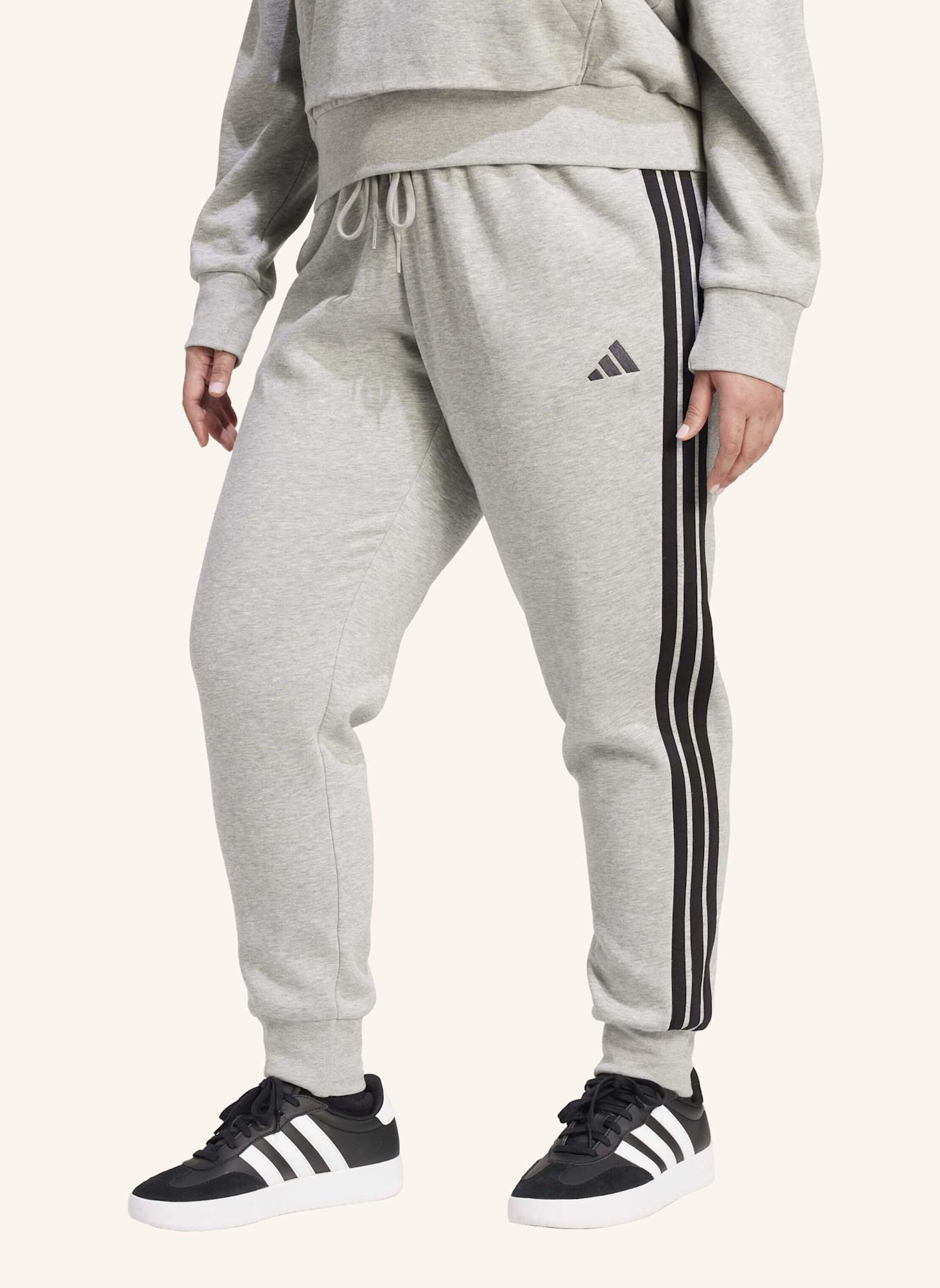 adidas ESSENTIALS 3-STRIPES FLEECE SLIM HOSE (GROSSE GRÖSSEN).: SCHWARZ