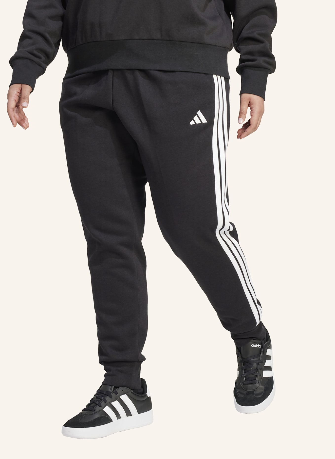 adidas ESSENTIALS 3-STRIPES FLEECE SLIM HOSE (GROSSE GRÖSSEN).: SCHWARZ/ WEISS