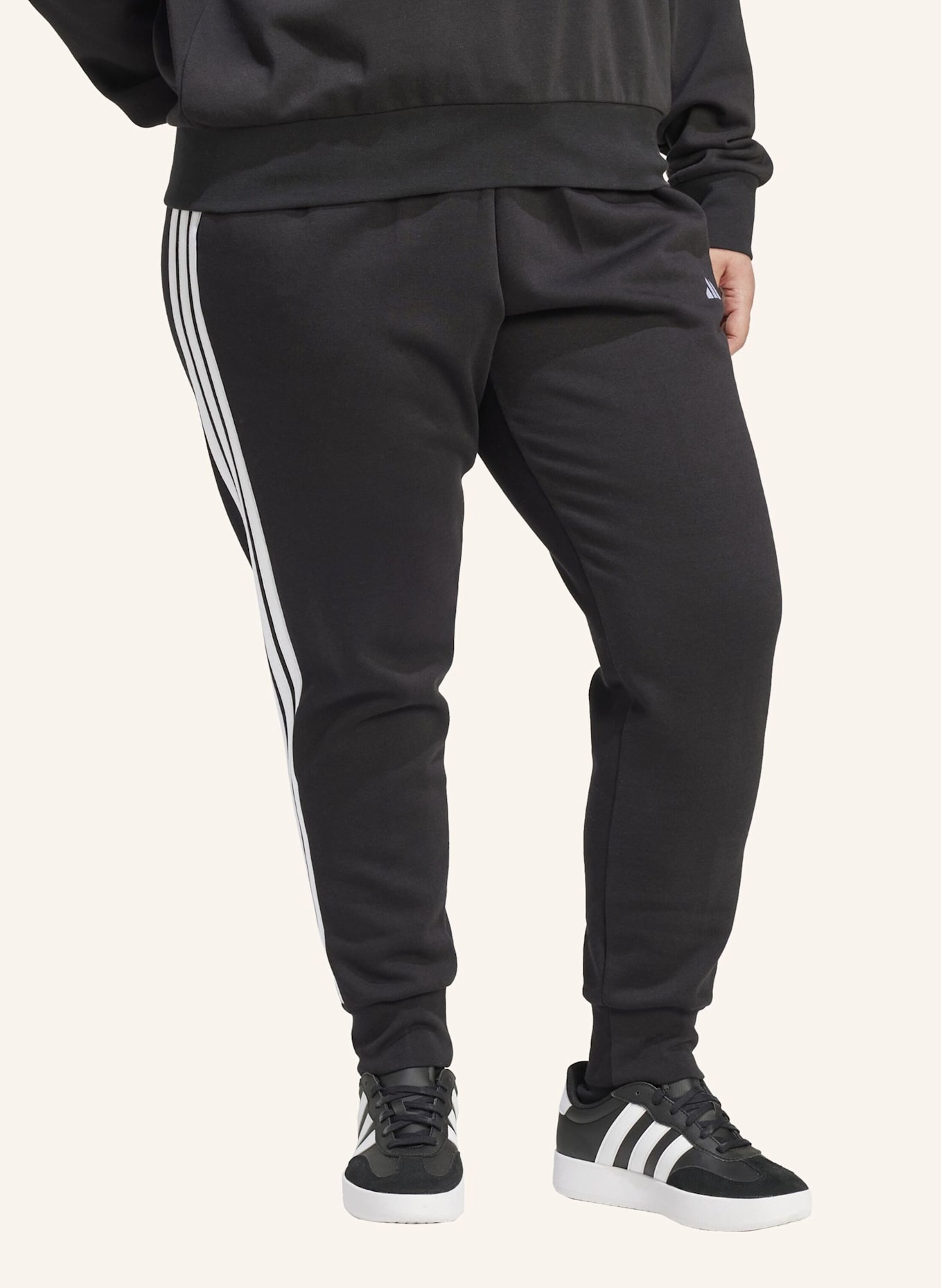 adidas ESSENTIALS 3-STRIPES FLEECE SLIM HOSE (GROSSE GRÖSSEN).: SCHWARZ/ WEISS