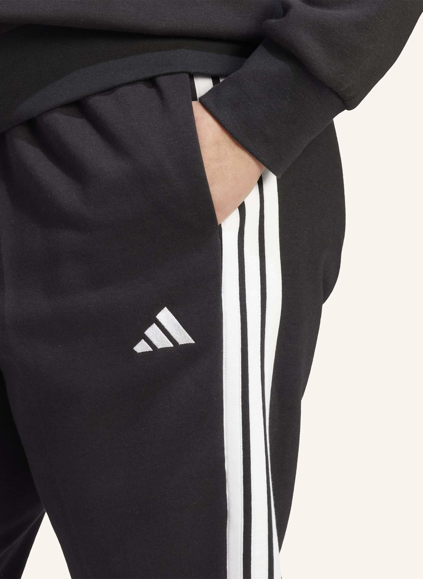 adidas ESSENTIALS 3-STRIPES FLEECE SLIM HOSE (GROSSE GRÖSSEN).: SCHWARZ/ WEISS