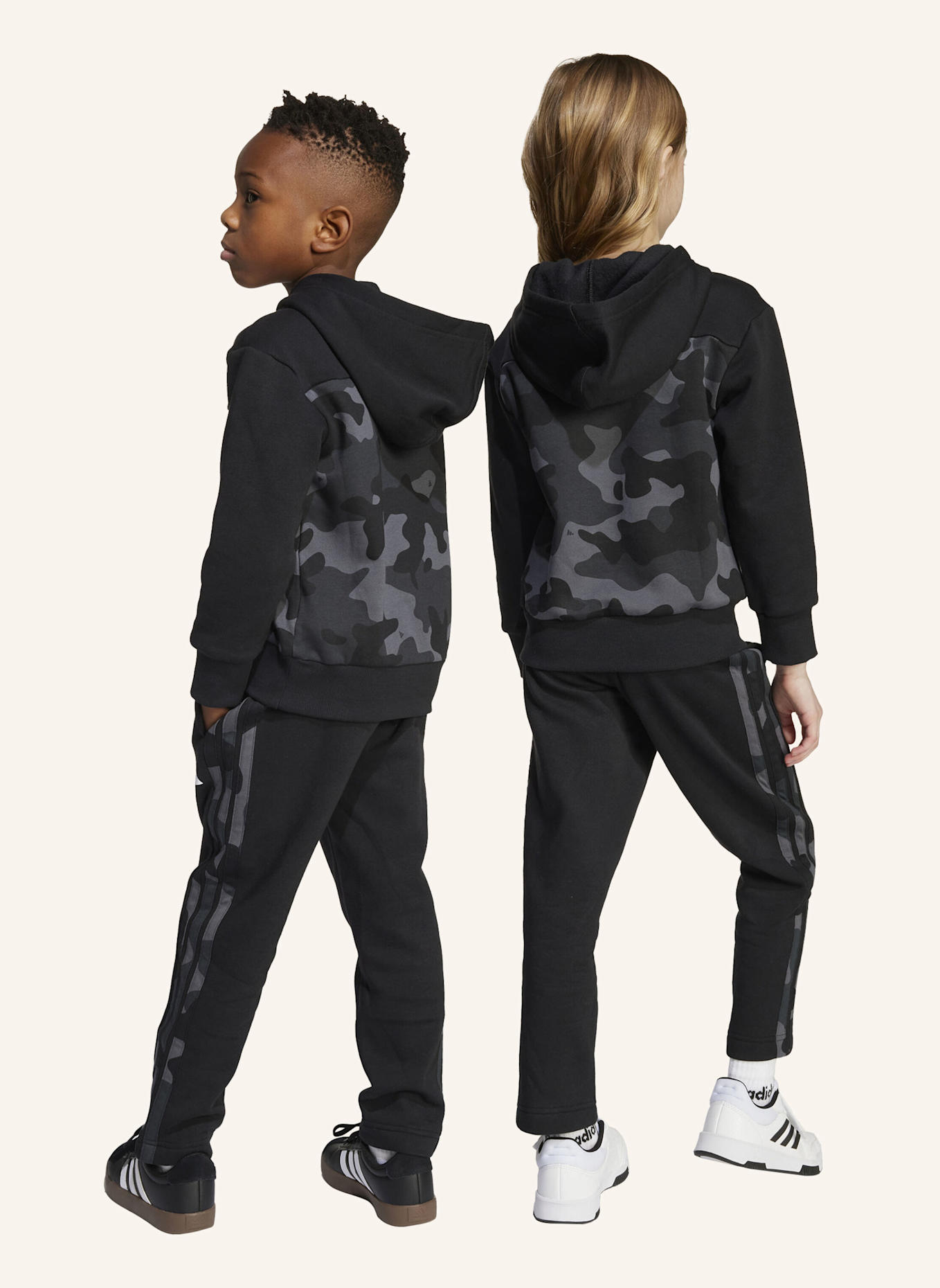 adidas SEASONAL ESSENTIALS CAMO FLEECE JOGGINGANZUG KLEINKINDER: SCHWARZ/ WEISS