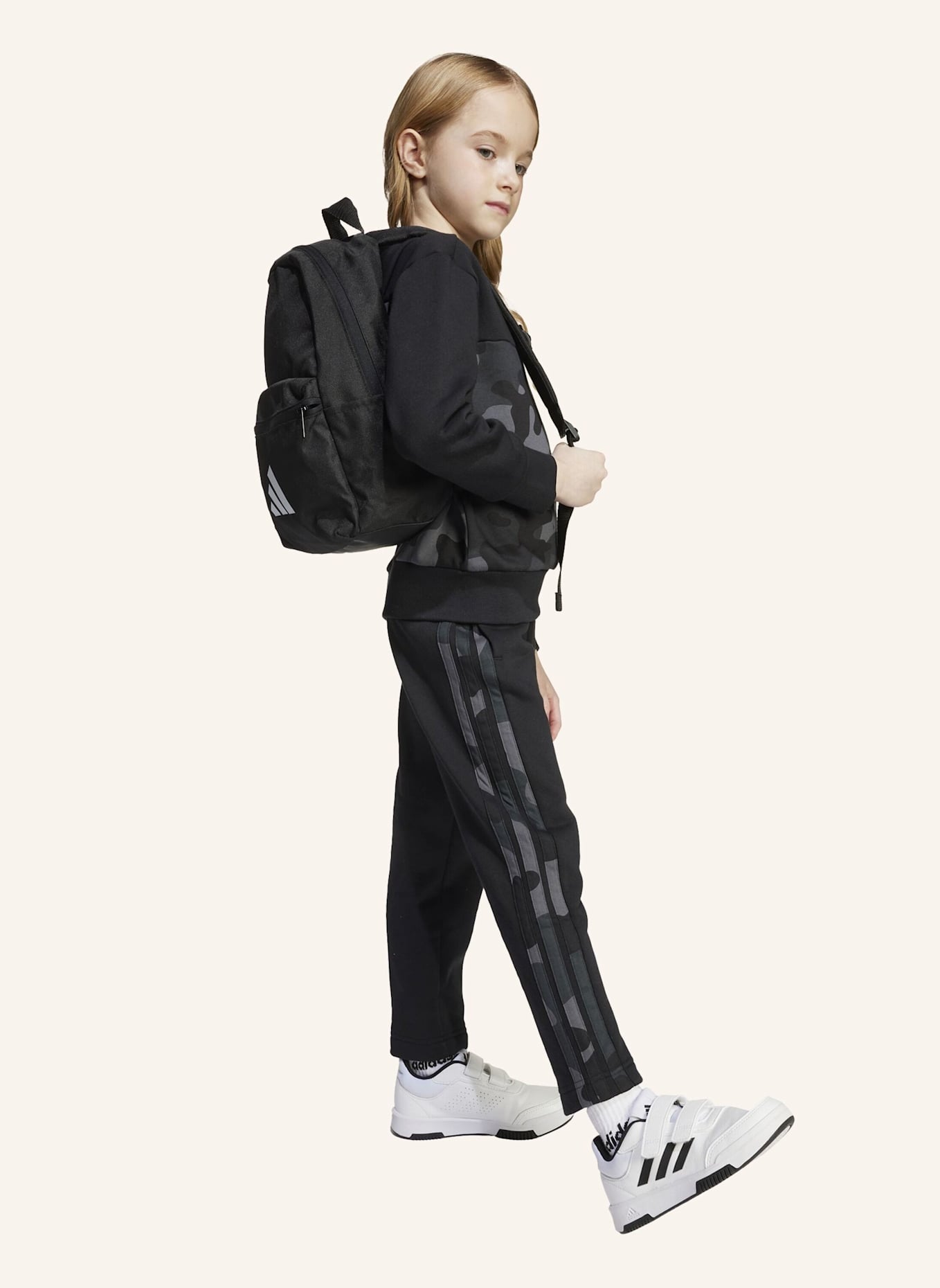 adidas SEASONAL ESSENTIALS CAMO FLEECE JOGGINGANZUG KLEINKINDER: SCHWARZ/ WEISS