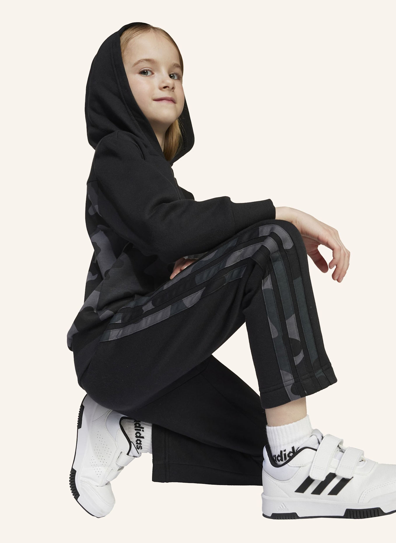 adidas SEASONAL ESSENTIALS CAMO FLEECE JOGGINGANZUG KLEINKINDER: SCHWARZ/ WEISS