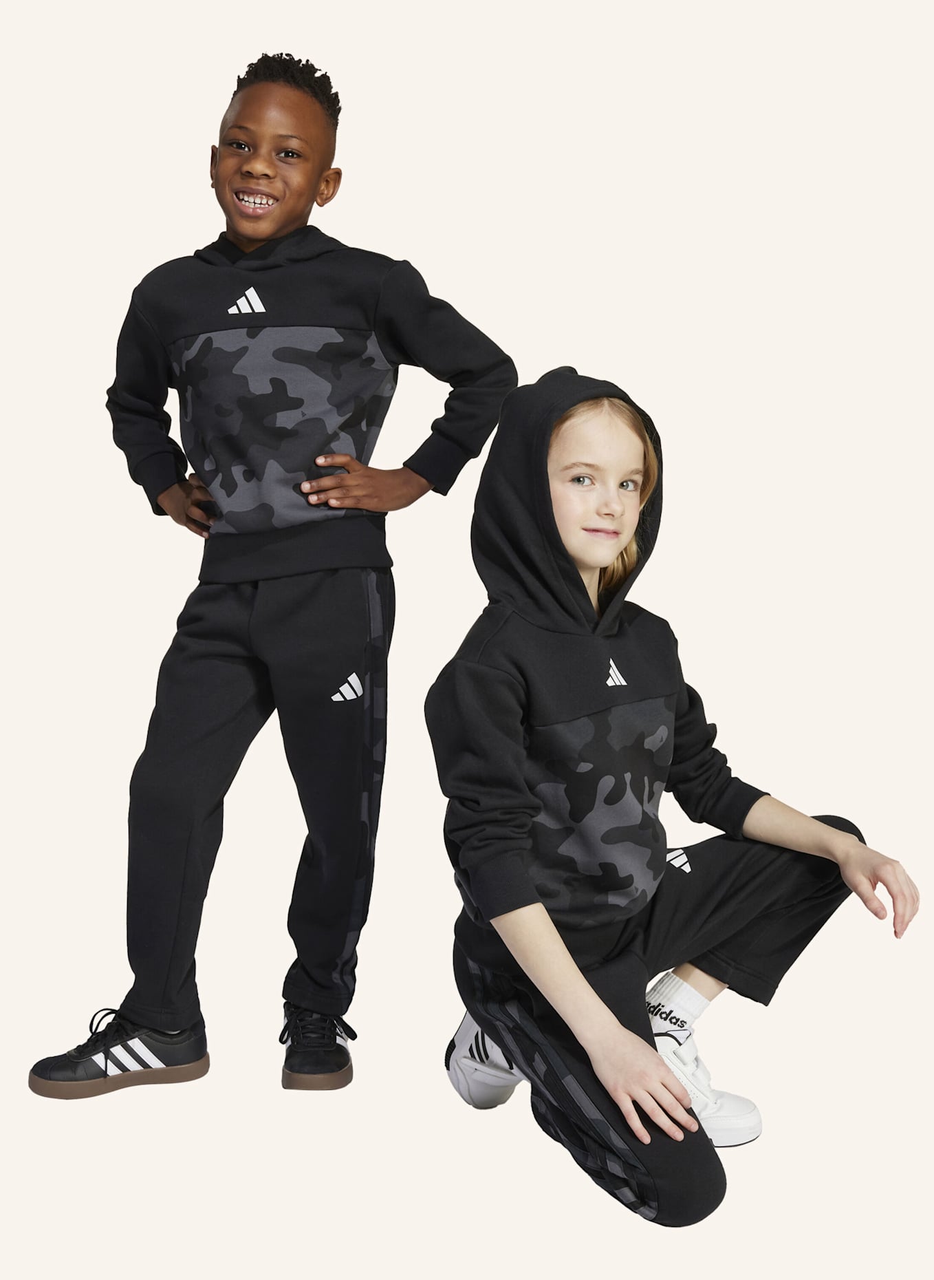 adidas SEASONAL ESSENTIALS CAMO FLEECE JOGGINGANZUG KLEINKINDER: SCHWARZ/ WEISS