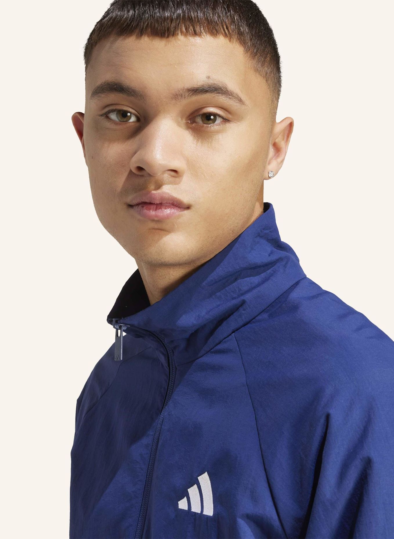 adidas ESSENTIAL WINDBREAKER MIT KLEINEM LOGO: BLAU/ WEISS