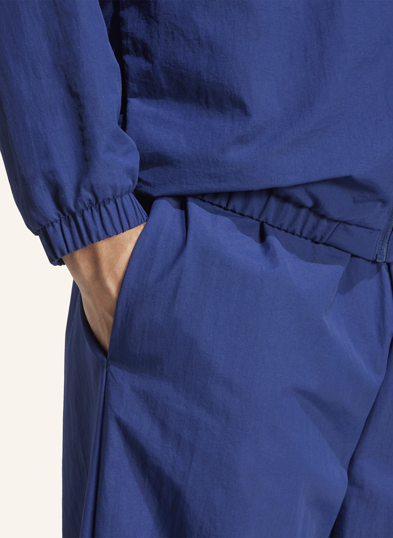 adidas HOSE ESSENTIAL SMALL LOGO WOVEN OPEN HEM: BLAU/ WEISS