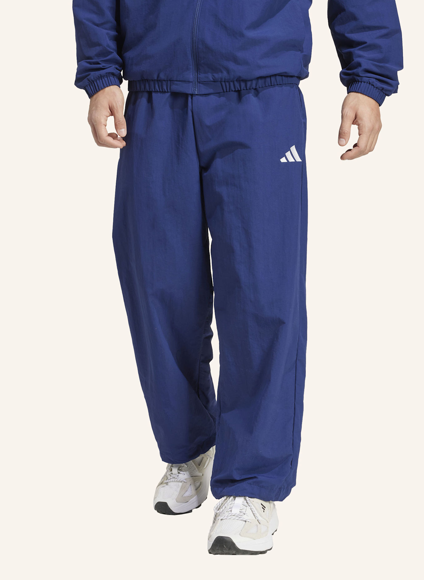 adidas HOSE ESSENTIAL SMALL LOGO WOVEN OPEN HEM: BLAU/ WEISS