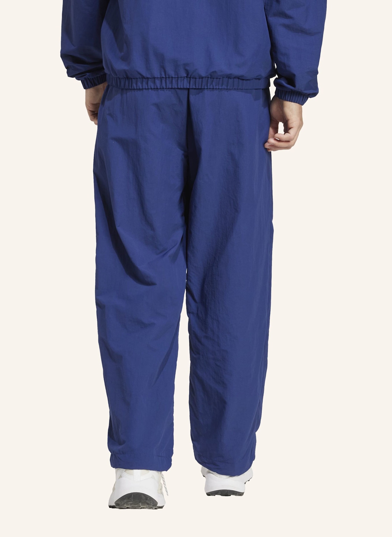 adidas HOSE ESSENTIAL SMALL LOGO WOVEN OPEN HEM: BLAU/ WEISS