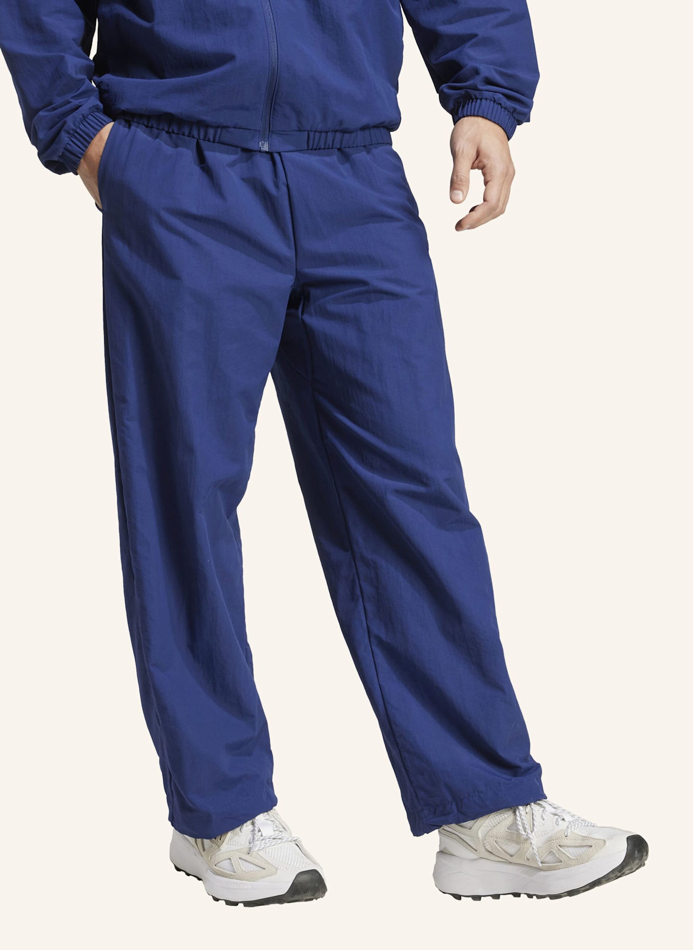 adidas HOSE ESSENTIAL SMALL LOGO WOVEN OPEN HEM: BLAU/ WEISS