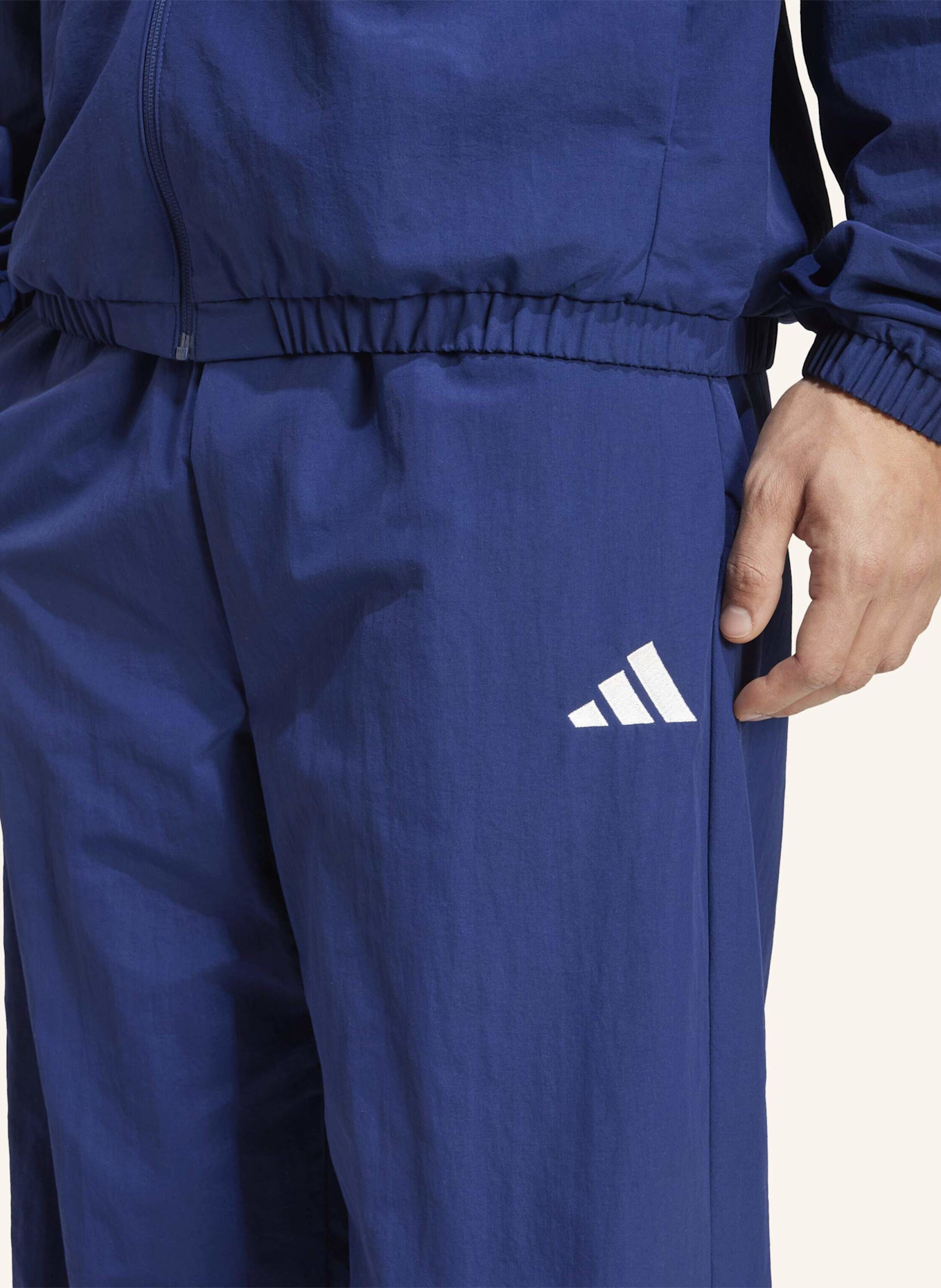 adidas HOSE ESSENTIAL SMALL LOGO WOVEN OPEN HEM: BLAU/ WEISS