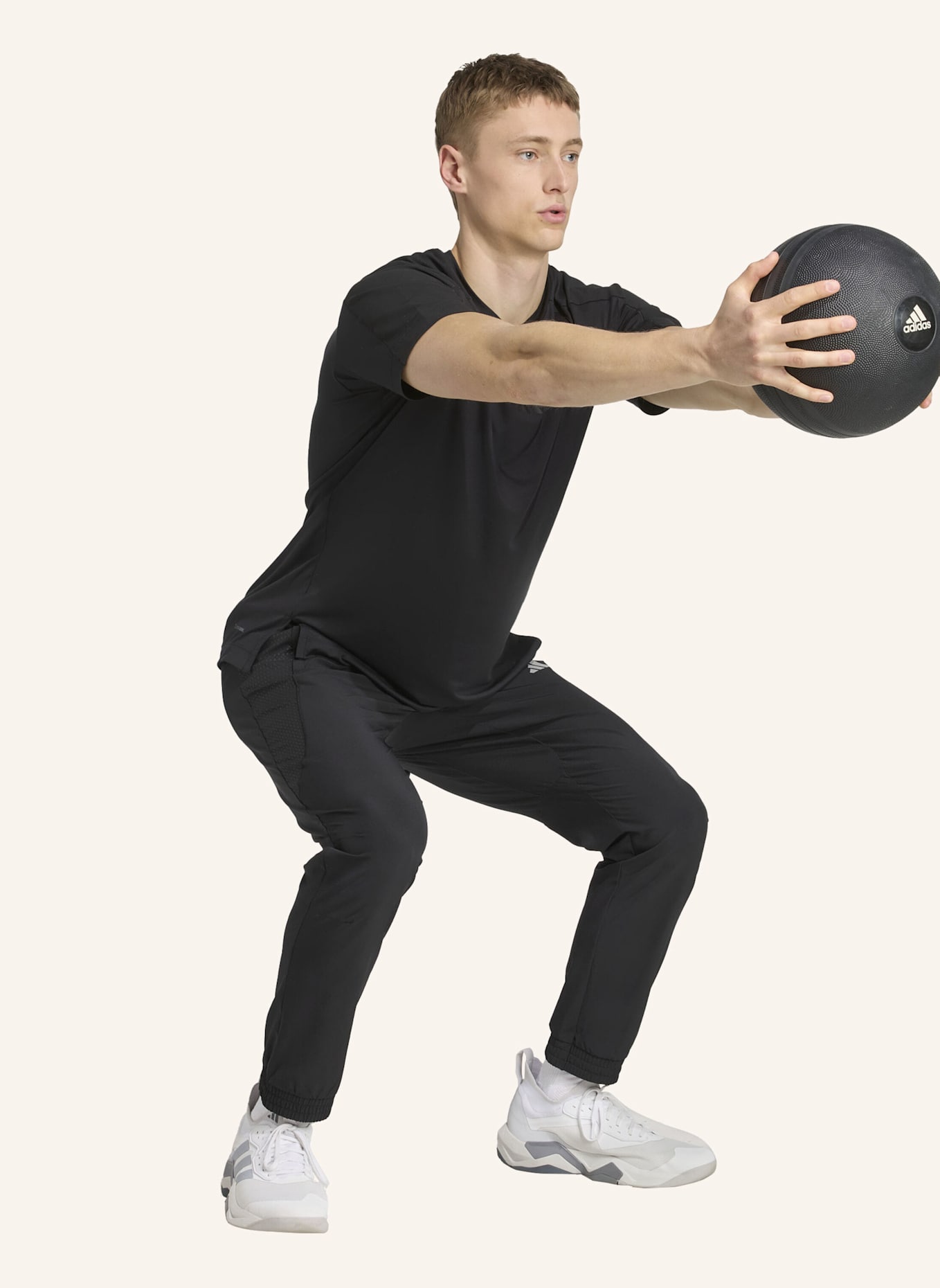 adidas TECH APPAREL TRAININGSHOSE: SCHWARZ/ GRAU