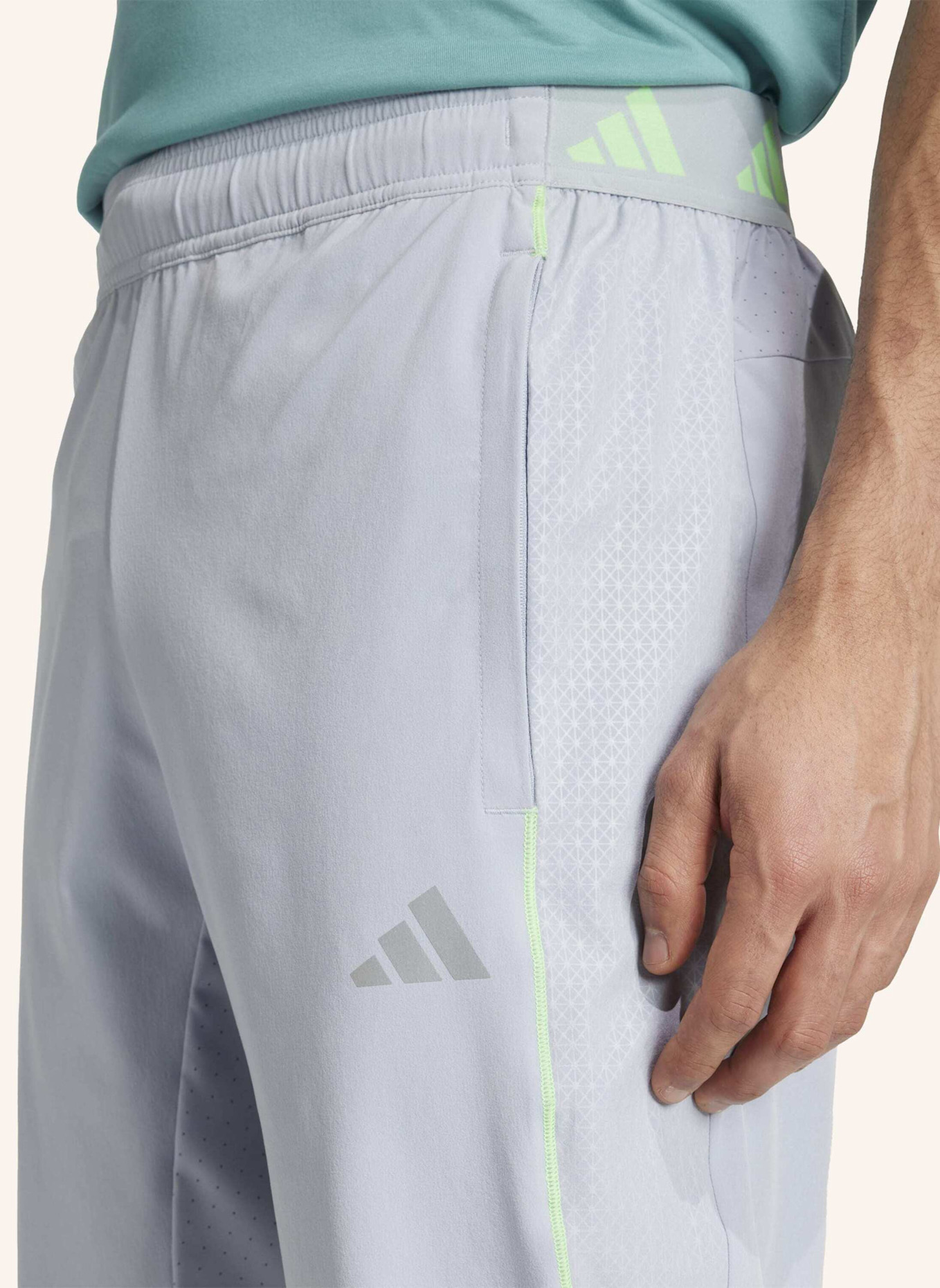 adidas TECH APPAREL TRAININGSHOSE: GRAU/ NEONGRÜN