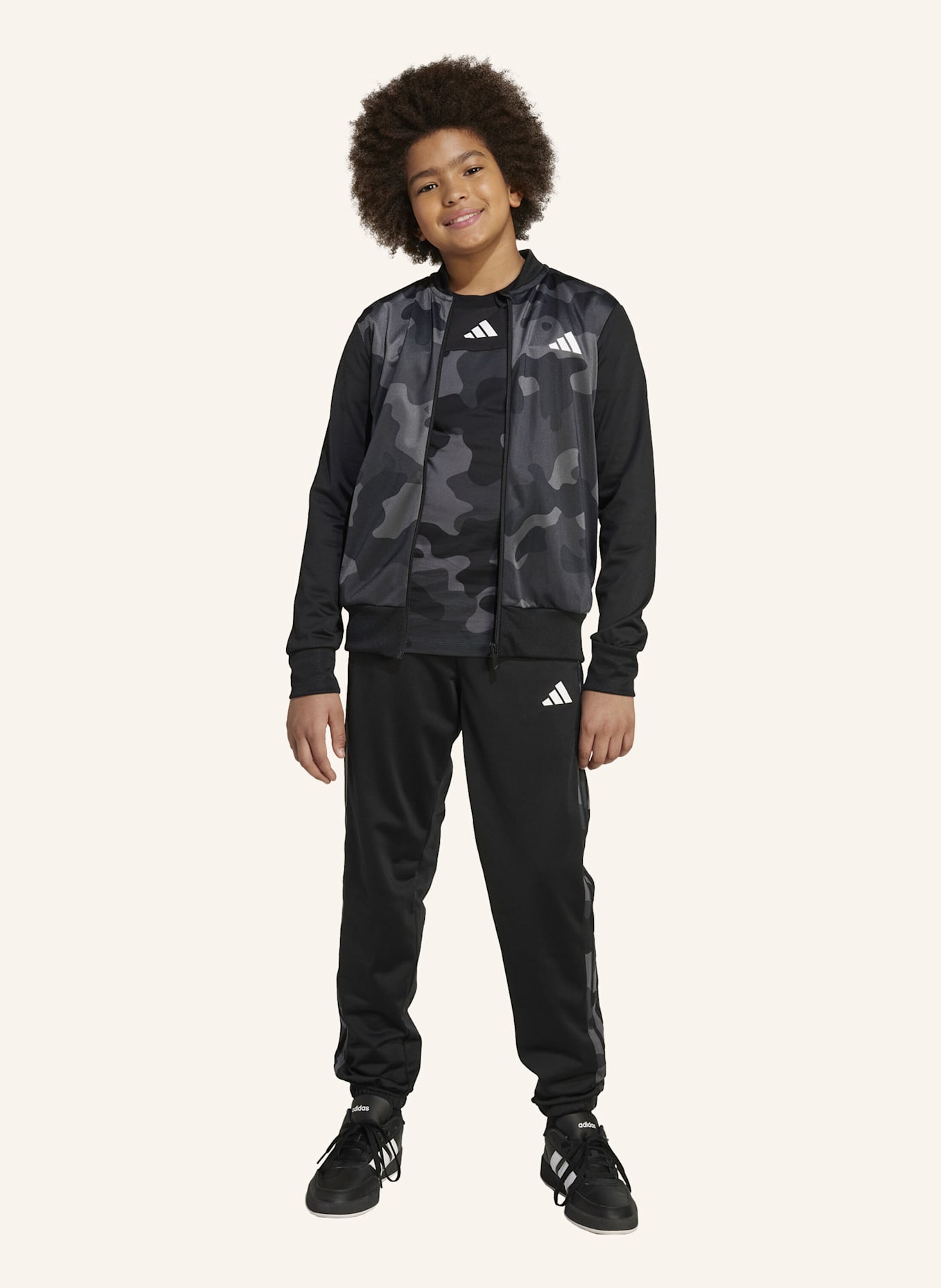 adidas SEASONAL ESSENTIAL CAMOUFLAGE TRICOT 3-STRIPES ALL OVER PRINTED KIDS TRAININGSANZUG: SCHWARZ/ WEISS
