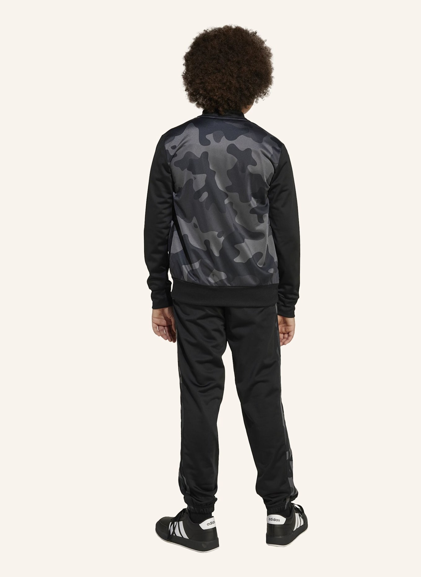 adidas SEASONAL ESSENTIAL CAMOUFLAGE TRICOT 3-STRIPES ALL OVER PRINTED KIDS TRAININGSANZUG: SCHWARZ/ WEISS