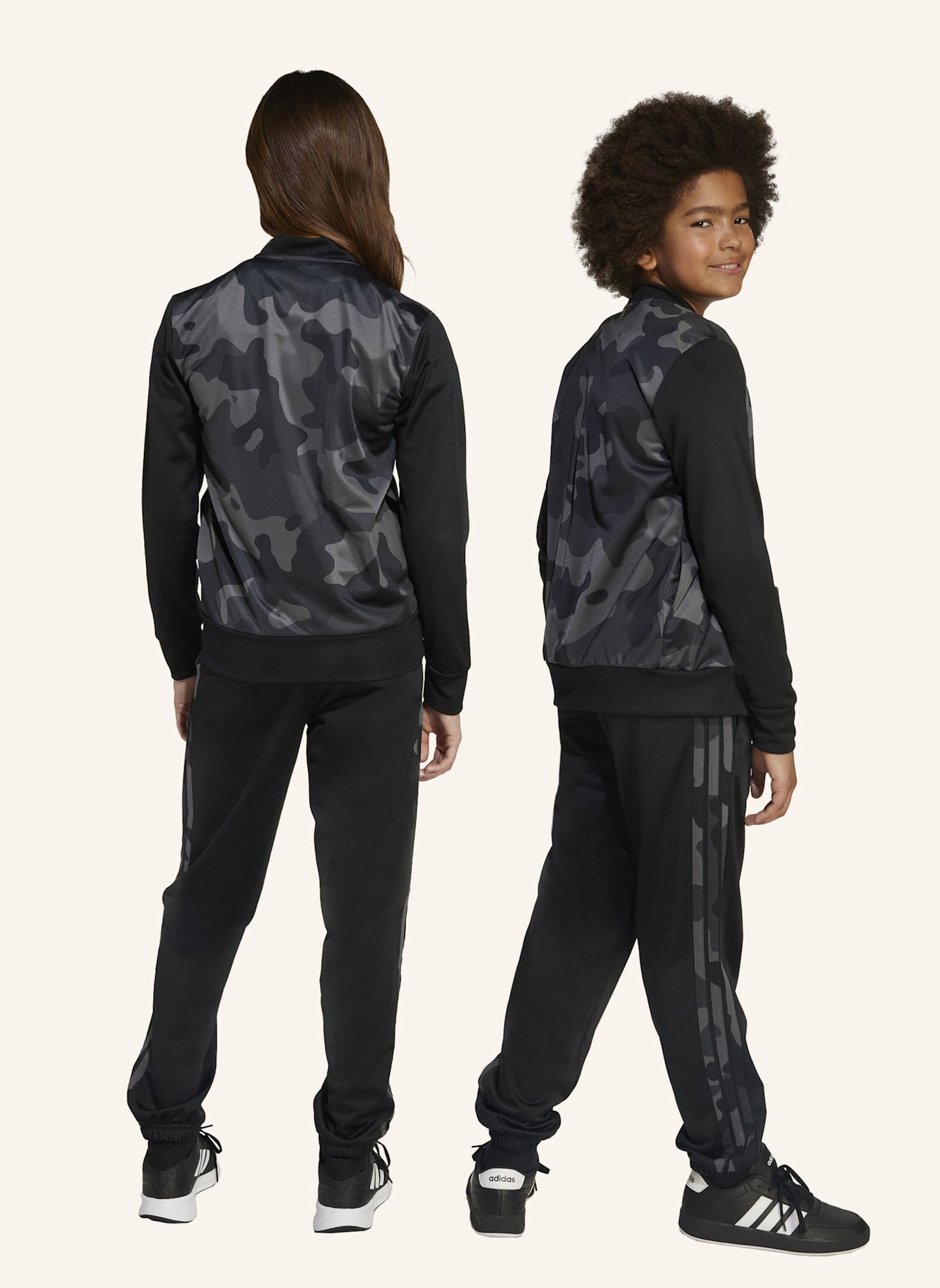 adidas SEASONAL ESSENTIAL CAMOUFLAGE TRICOT 3-STRIPES ALL OVER PRINTED KIDS TRAININGSANZUG: SCHWARZ/ WEISS