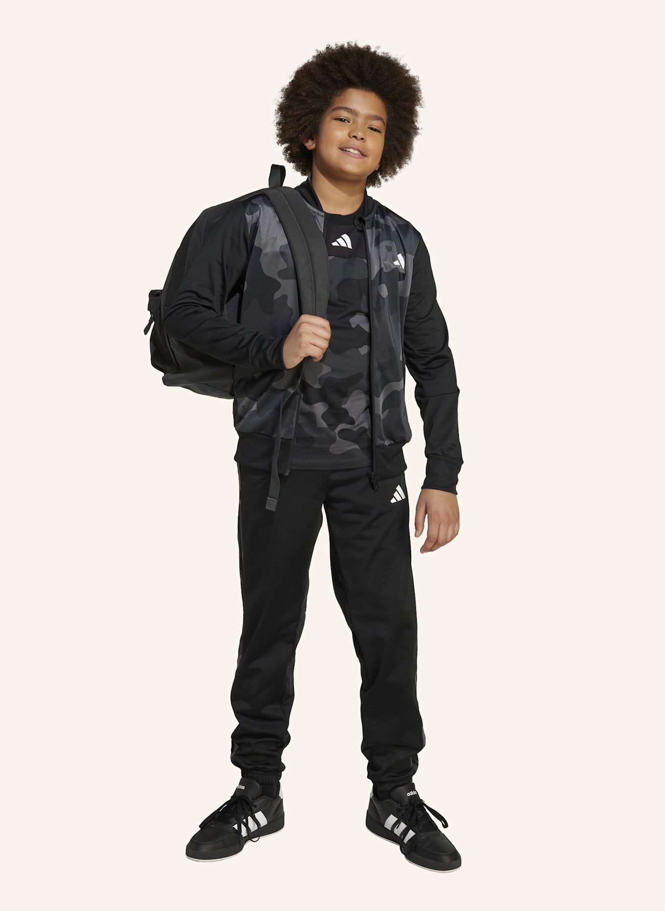 adidas SEASONAL ESSENTIAL CAMOUFLAGE TRICOT 3-STRIPES ALL OVER PRINTED KIDS TRAININGSANZUG: SCHWARZ/ WEISS