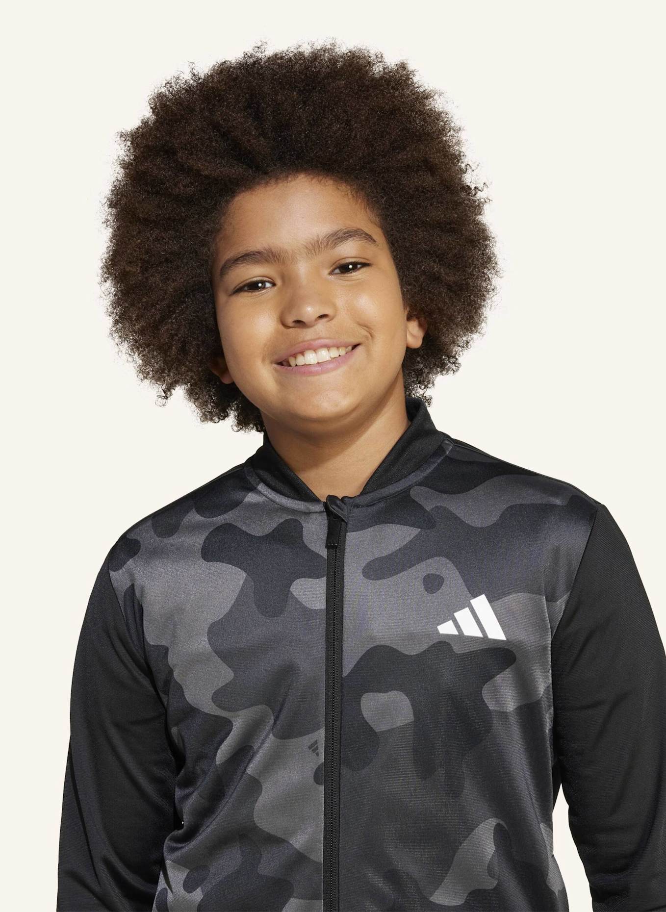 adidas SEASONAL ESSENTIAL CAMOUFLAGE TRICOT 3-STRIPES ALL OVER PRINTED KIDS TRAININGSANZUG: SCHWARZ/ WEISS