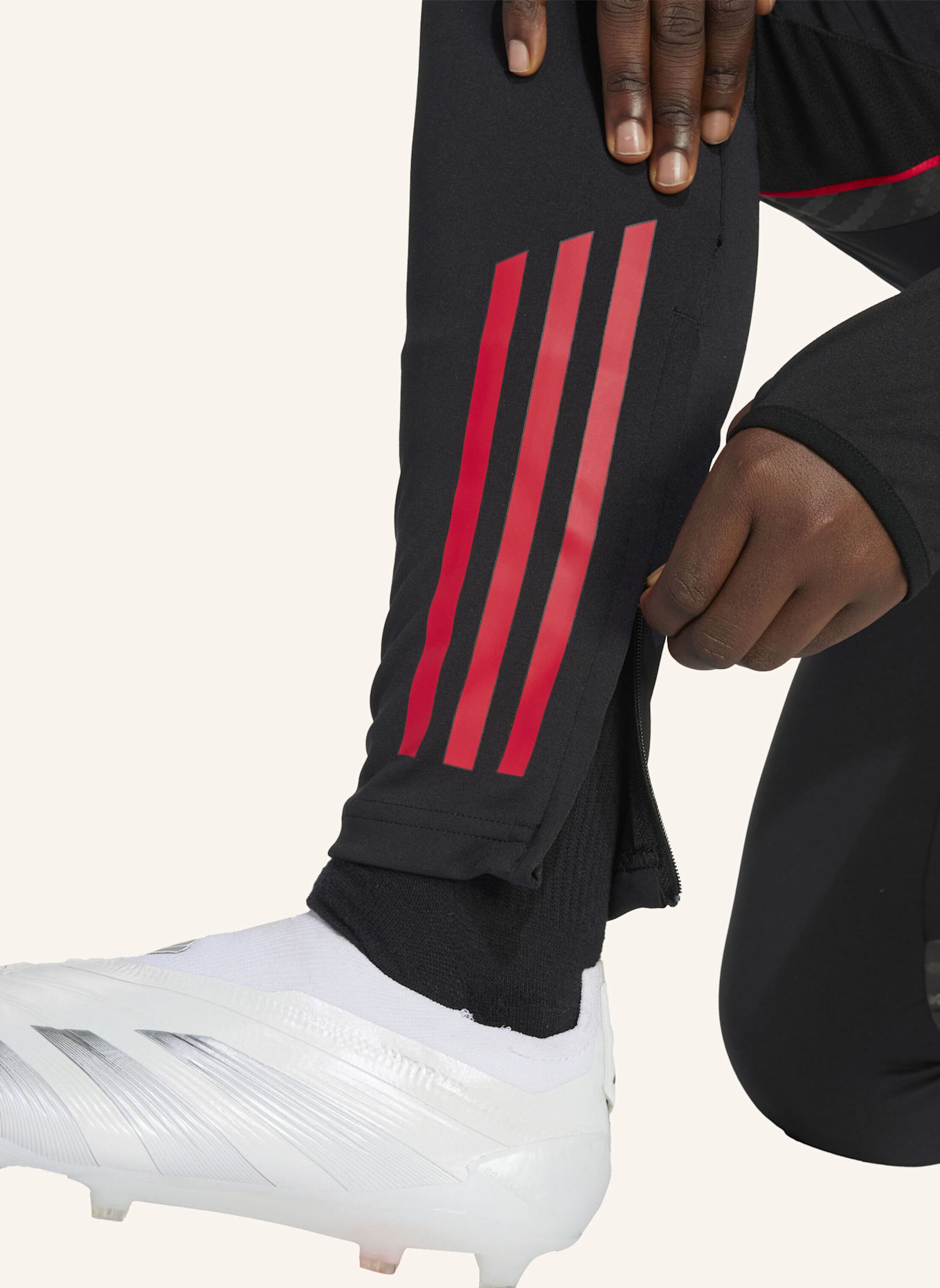 adidas AJAX TIRO 25 COMPETITION KIDS TRAININGSHOSE: SCHWARZ/ WEISS/ ROT