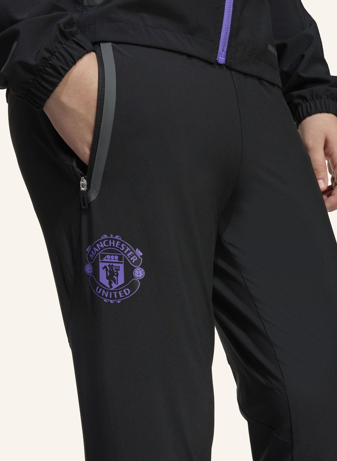 adidas MANCHESTER UNITED TIRO 25 COMPETITION VIS TECH KIDS TRAVEL HOSE: SCHWARZ