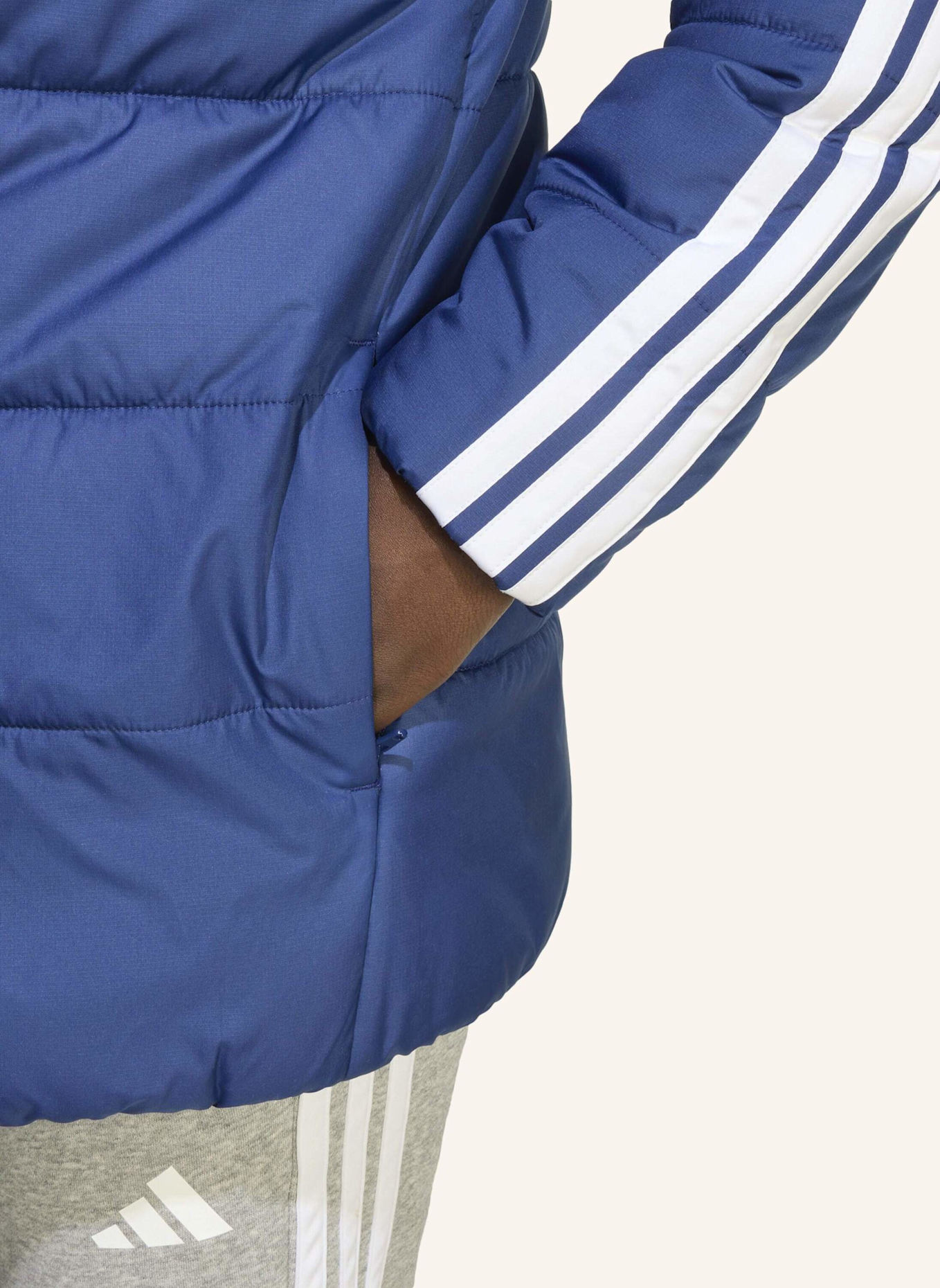 adidas ESSENTIALS 3-STREIFEN GEFÜTTERTE KINDERJACKE: BLAU/ WEISS