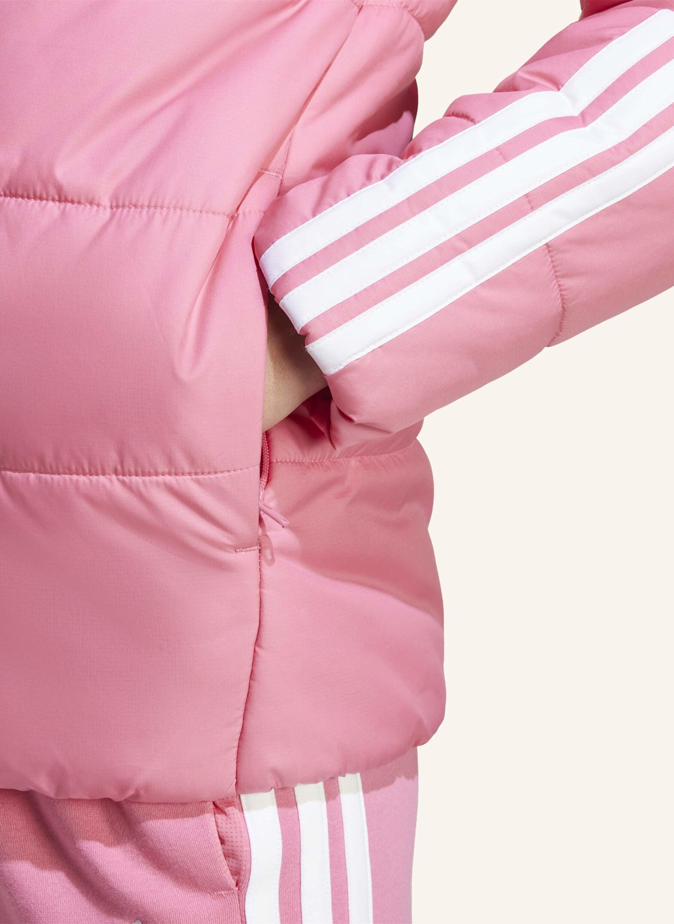 adidas ESSENTIALS 3-STREIFEN GEFÜTTERTE KINDERJACKE: ROSA/ WEISS
