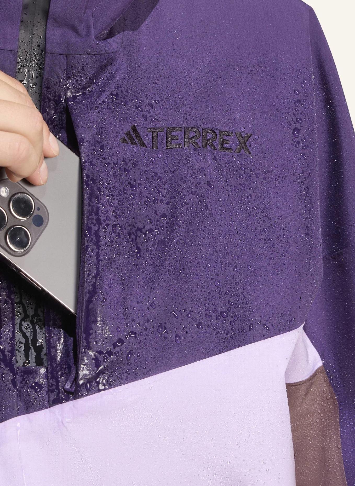 adidas TERREX TERREX XPLORIC 2-LAGIGER, GEFÜTTERTER CLIMAPROOF ANORAK: DUNKELLILA/ HELLLILA/ HELLBRAUN