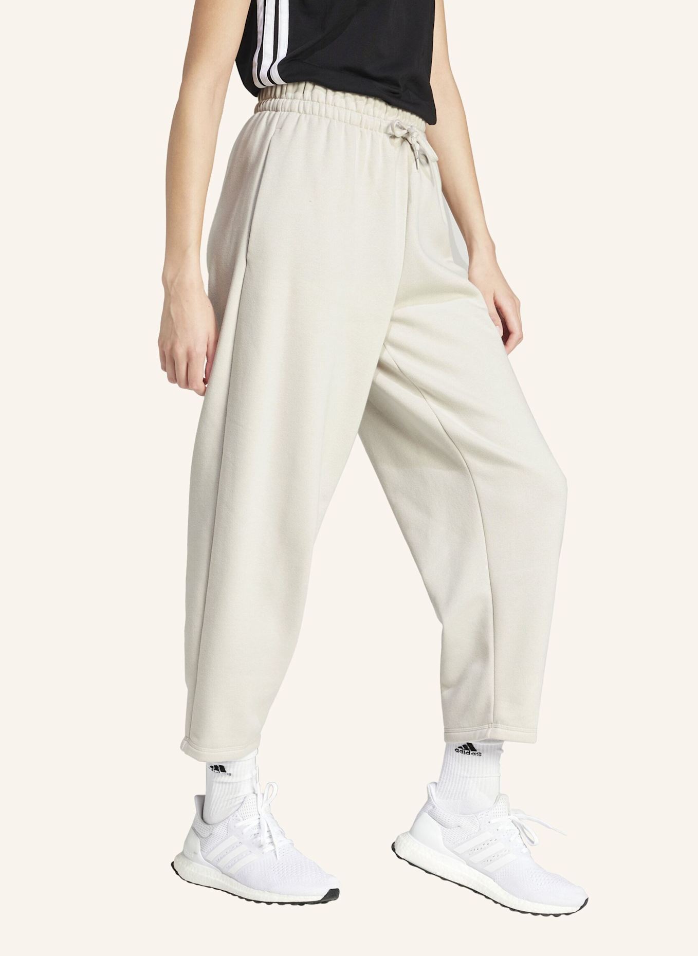 adidas ESSENTIALS CONTEMPORARY LOGO BARREL HOSE: BEIGE