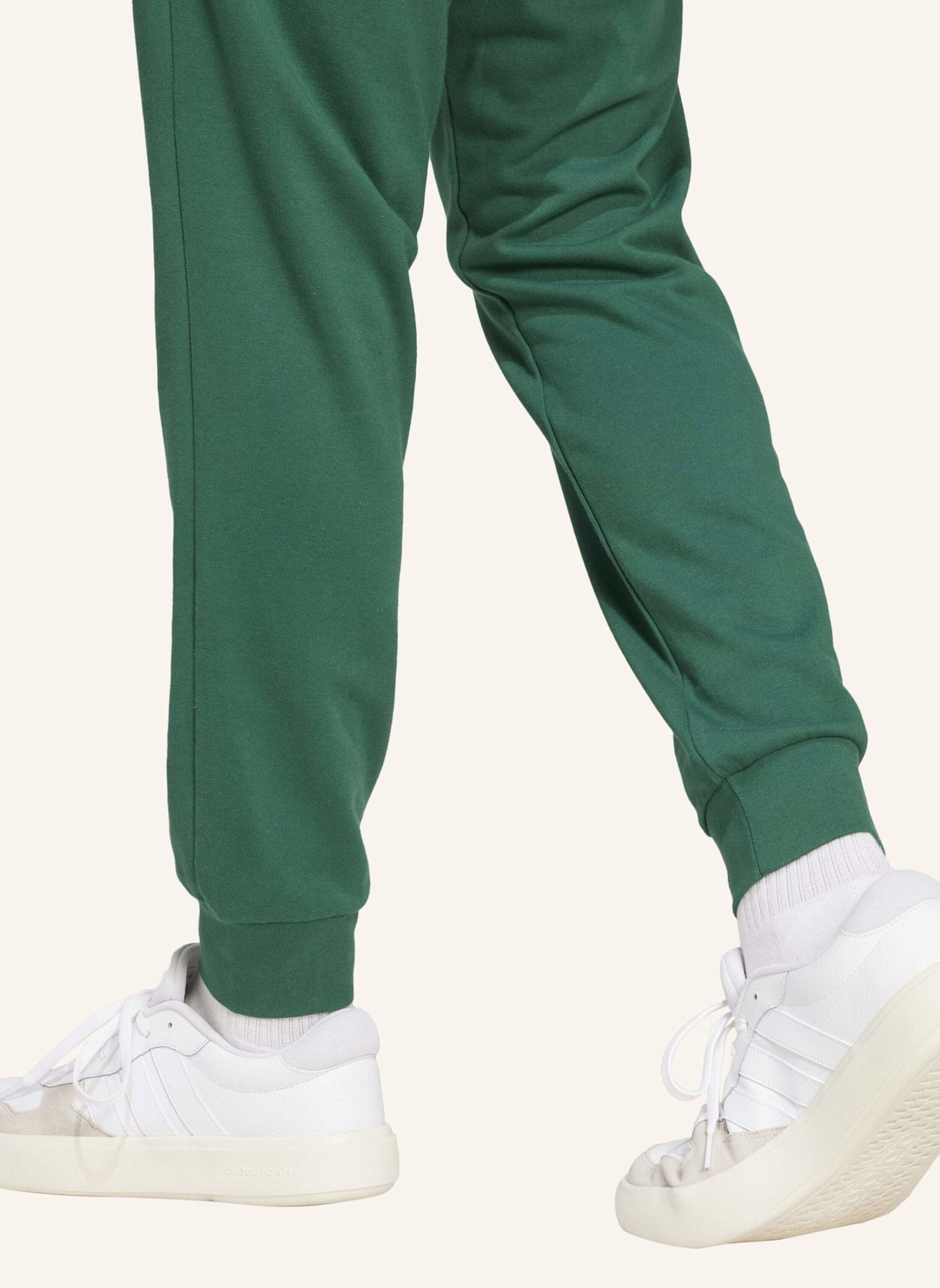 adidas ESSENTIALS FEEL COZY FRENCH TERRY HOSE: GRÜN/ SCHWARZ