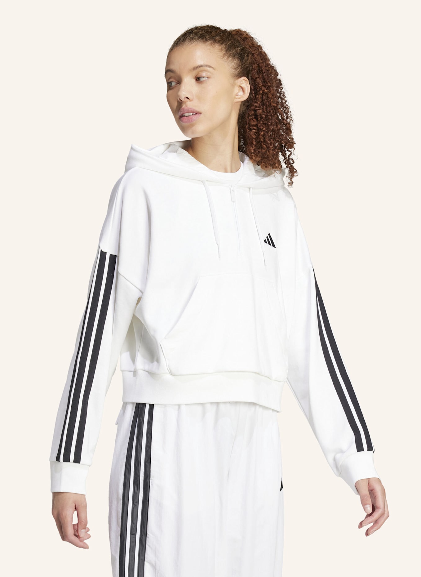 adidas ESSENTIALS 3-STREIFEN FRENCH TERRY QUARTER-ZIP HOODIE: WEISS/ SCHWARZ