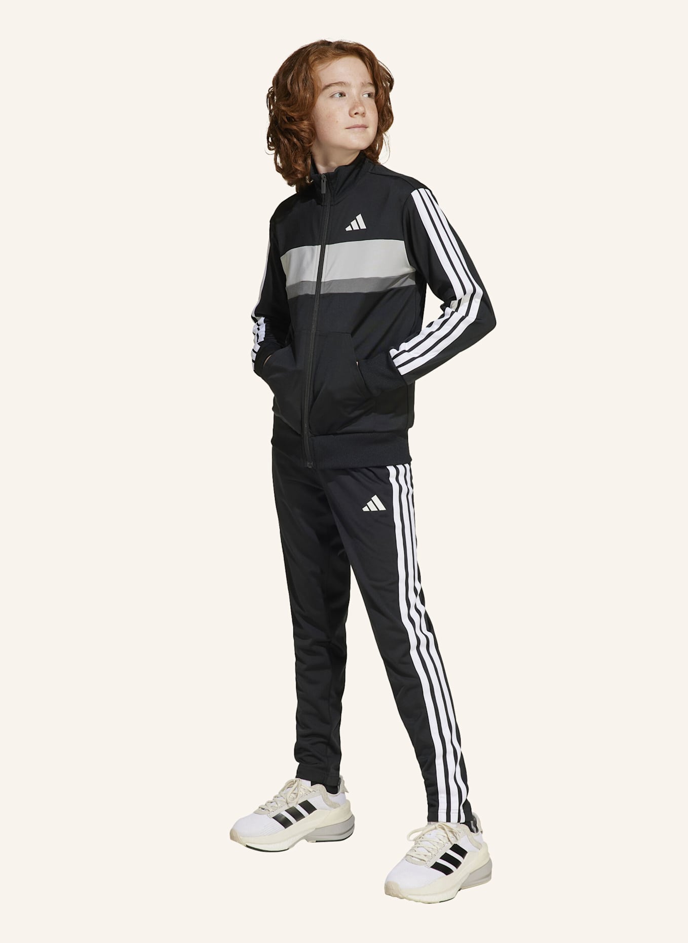 adidas SEASONAL ESSENTIALS TIBERIO 3-STREIFEN TRICOT KIDS TRAININGSANZUG: SCHWARZ/ WEISS/ GRAU