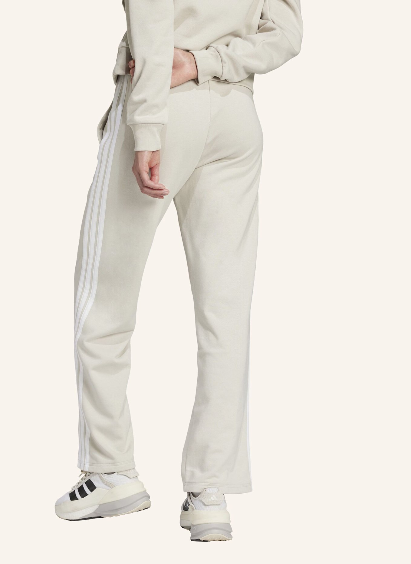 adidas ESSENTIALS 3-STREIFEN OPEN HEM FRENCH TERRY HOSE: BEIGE/ WEISS