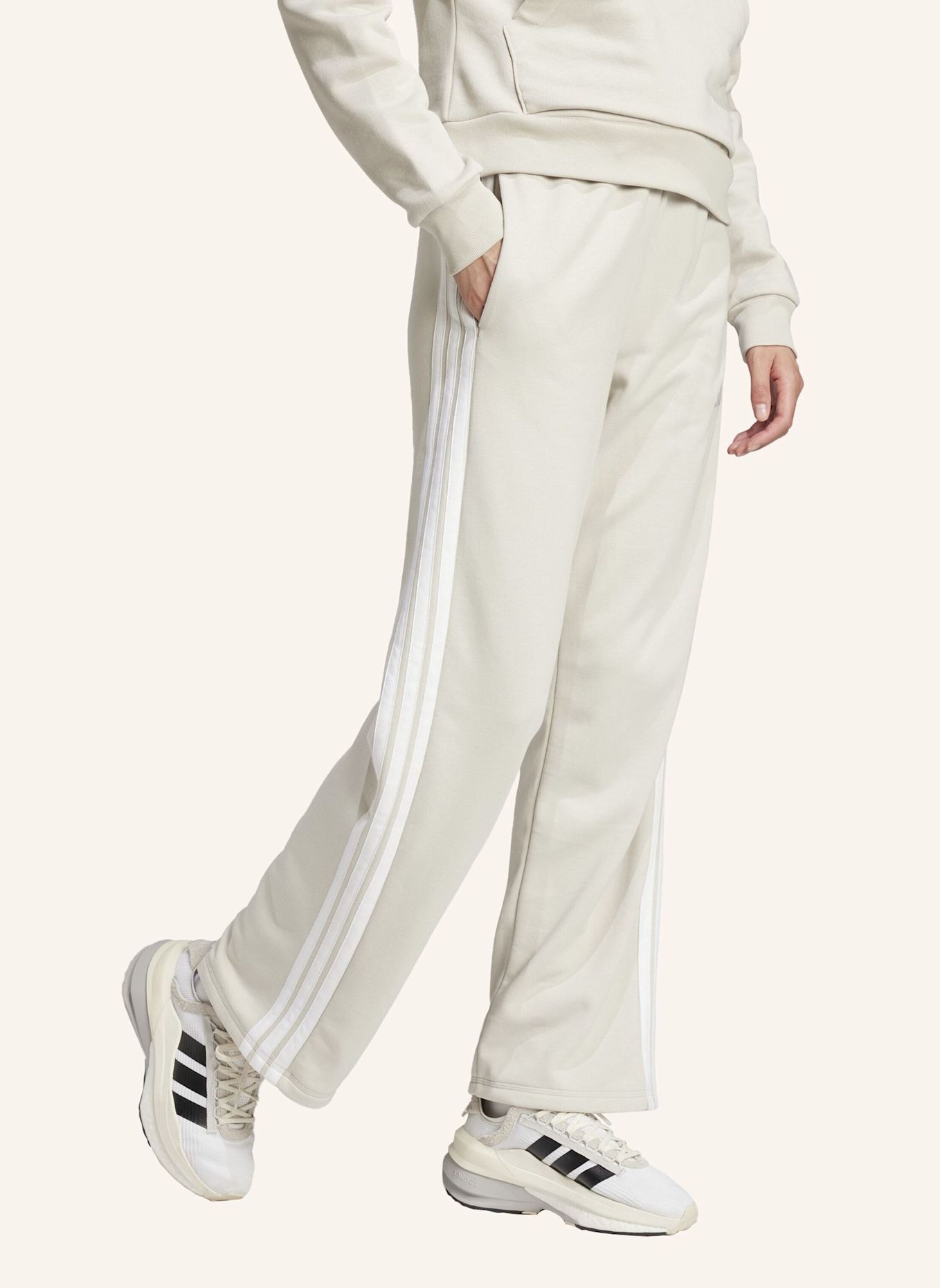 adidas ESSENTIALS 3-STREIFEN OPEN HEM FRENCH TERRY HOSE: BEIGE/ WEISS