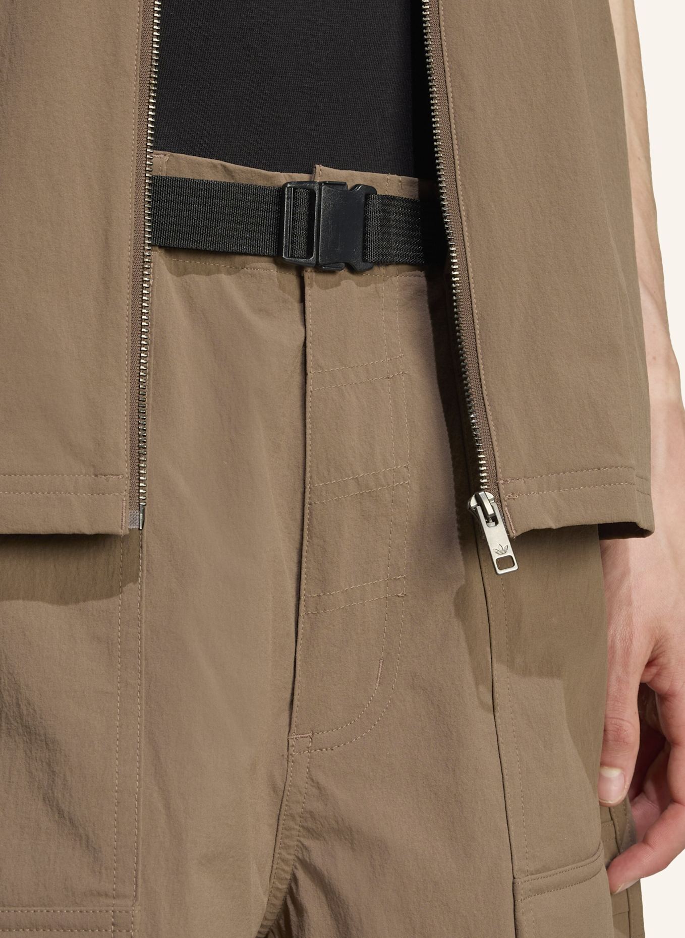 adidas Originals PREMIUM ESSENTIALS UTILITY CARGOSHORTS: BRAUN