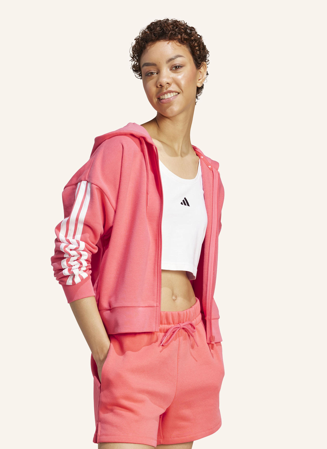 adidas ESSENTIALS 3-STREIFEN FRENCH TERRY KAPUZENJACKE: ROT/ WEISS