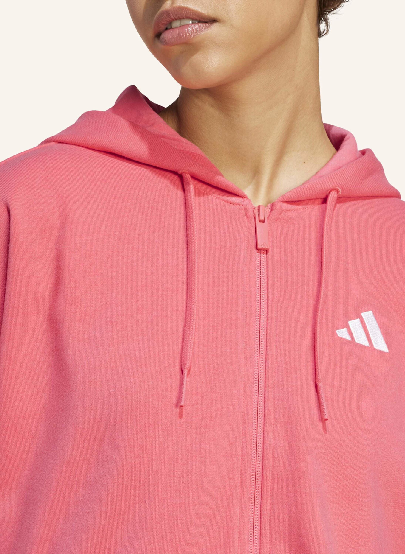 adidas ESSENTIALS 3-STREIFEN FRENCH TERRY KAPUZENJACKE: ROT/ WEISS