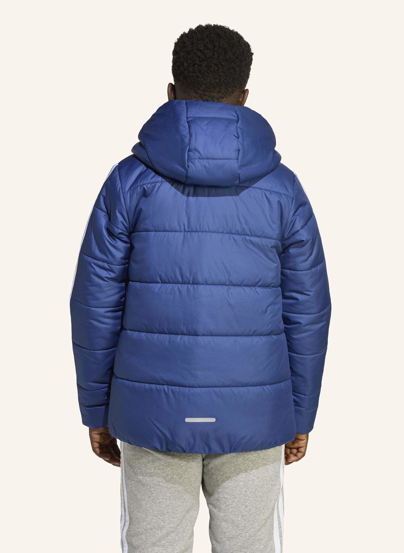 adidas ESSENTIALS 3-STREIFEN GEFÜTTERTE KINDERJACKE: BLAU/ WEISS