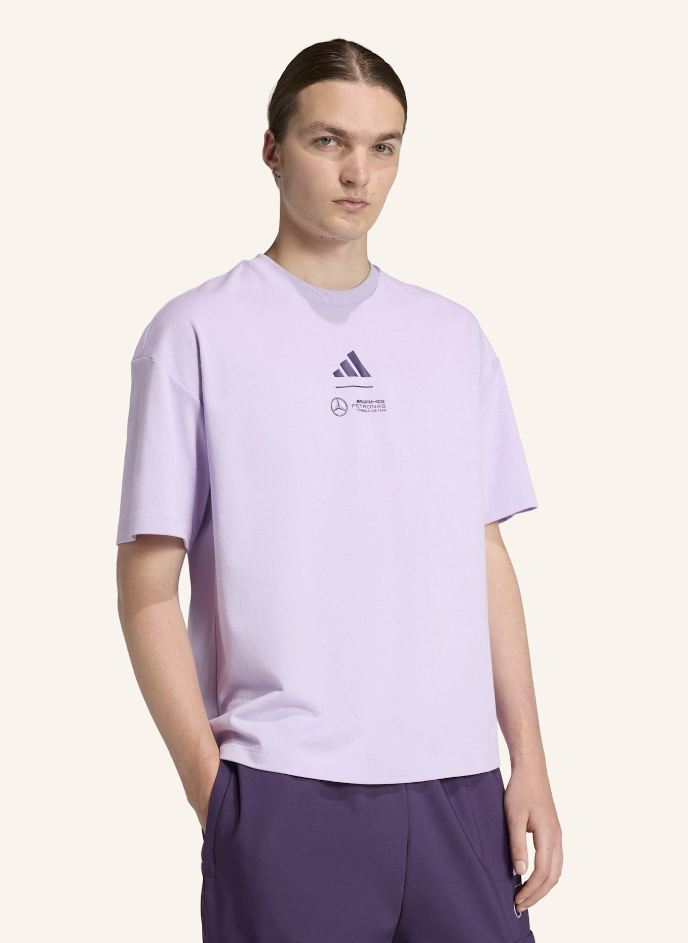 adidas T-Shirt MERCEDES - AMG PETRONAS FORMULA ONE TEAM PREMIUM WOVEN: HELLLILA