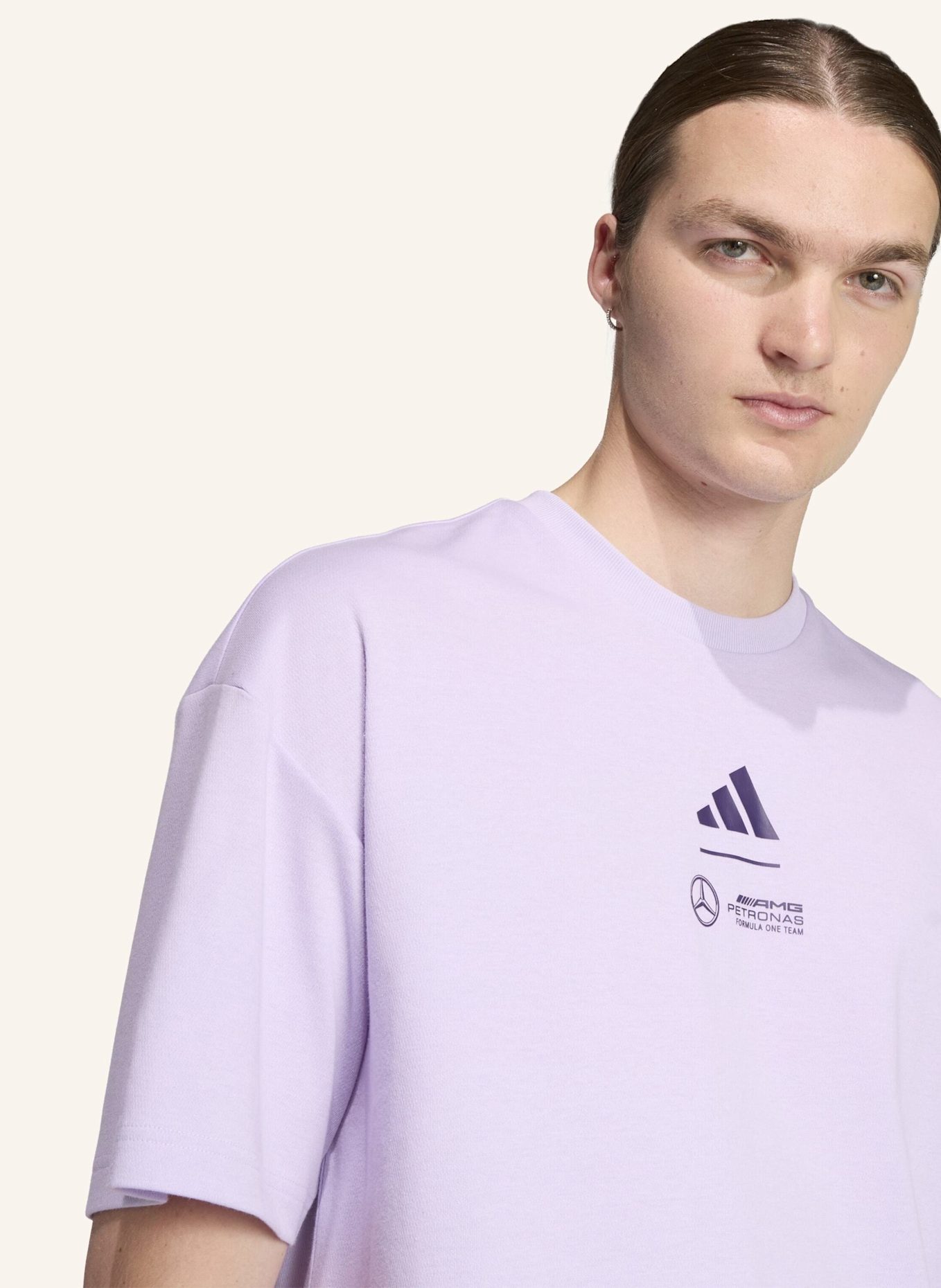 adidas T-Shirt MERCEDES - AMG PETRONAS FORMULA ONE TEAM PREMIUM WOVEN: HELLLILA