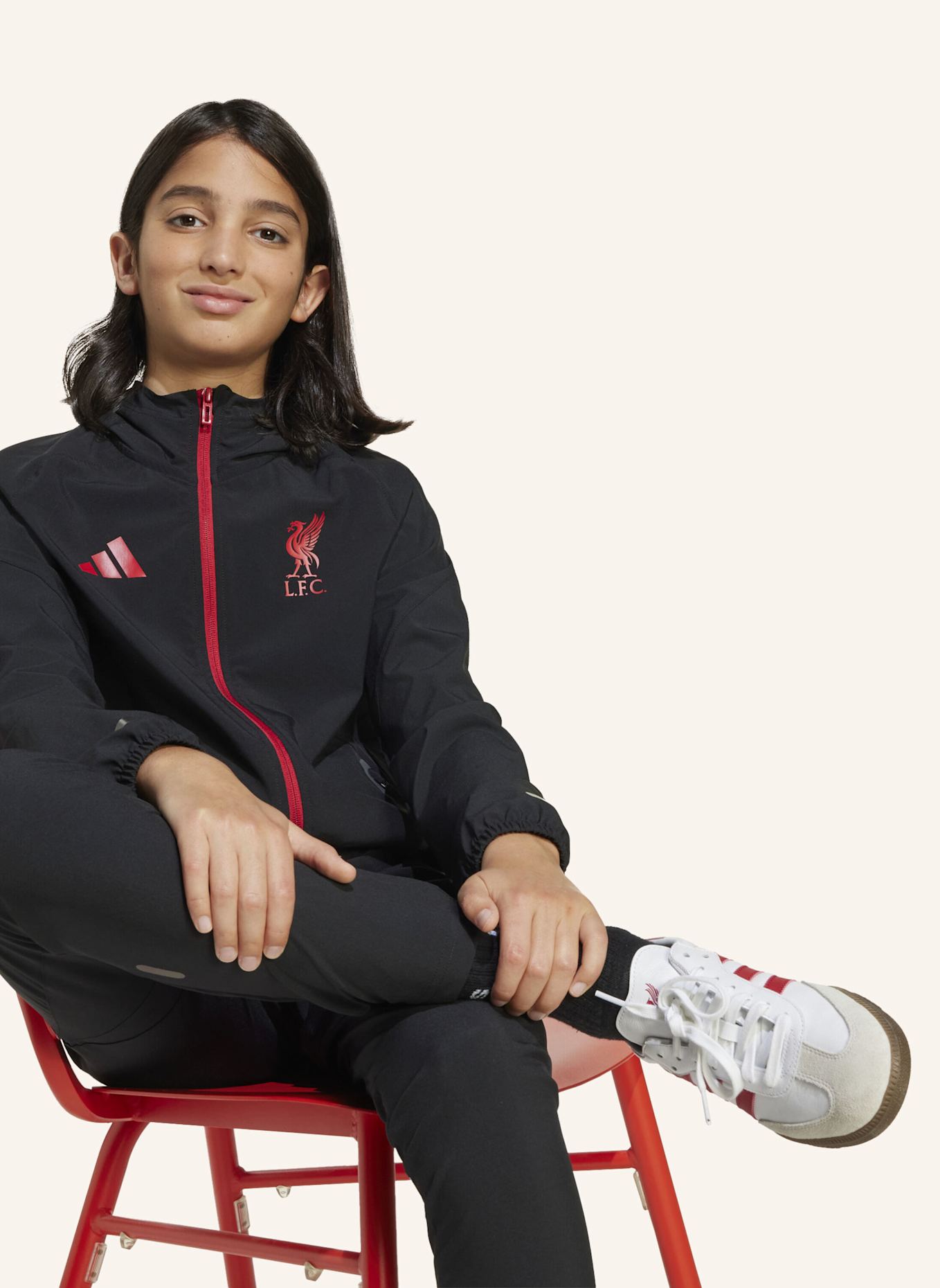 adidas LIVERPOOL FC TIRO 25 COMPETITION VIS TECH TRAVEL JACKE FÜR KINDER: SCHWARZ/ ROT