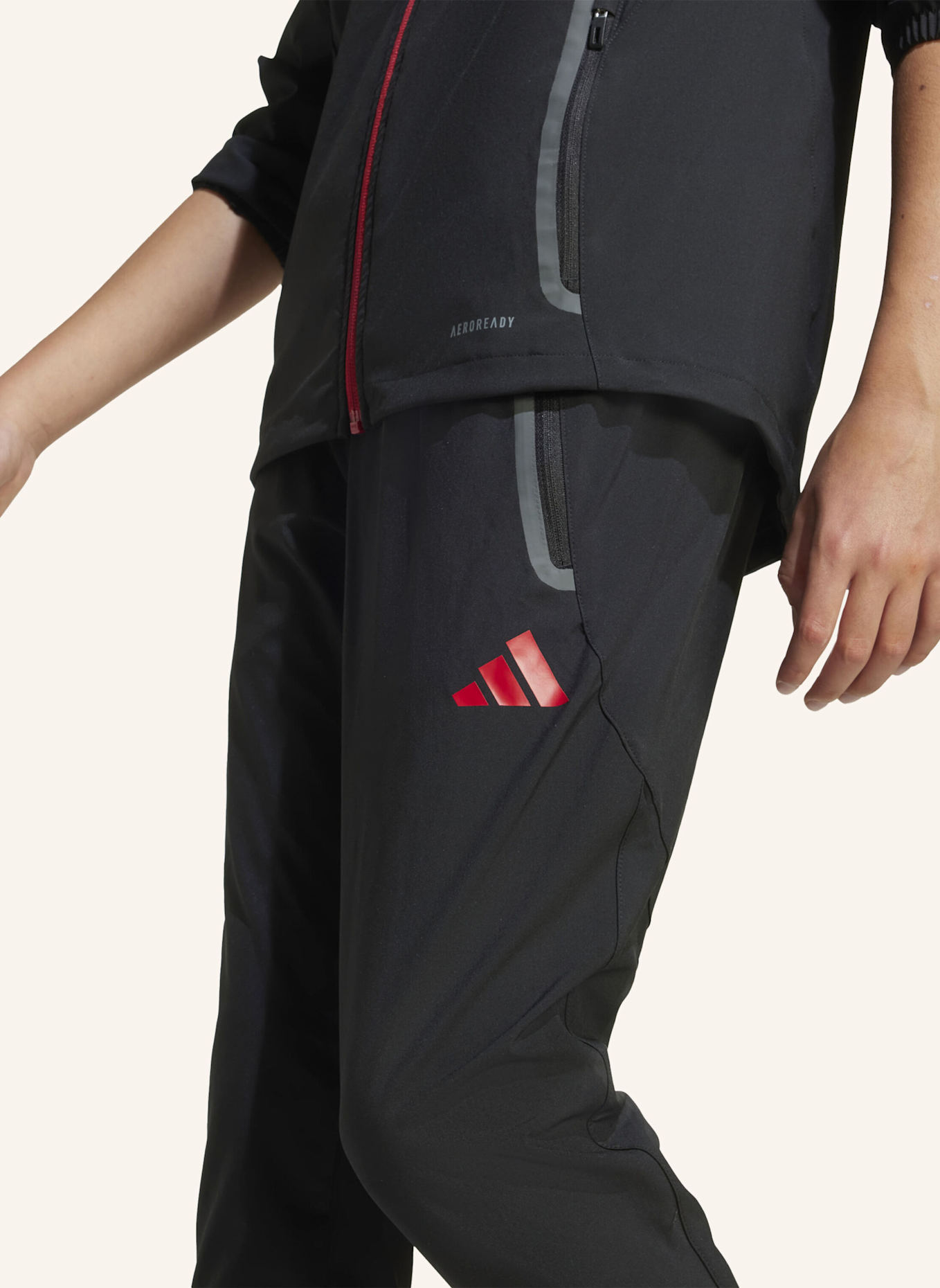 adidas LIVERPOOL FC TIRO 25 COMPETITION VIS TECH REISEHOSE FÜR KINDER: SCHWARZ/ ROT