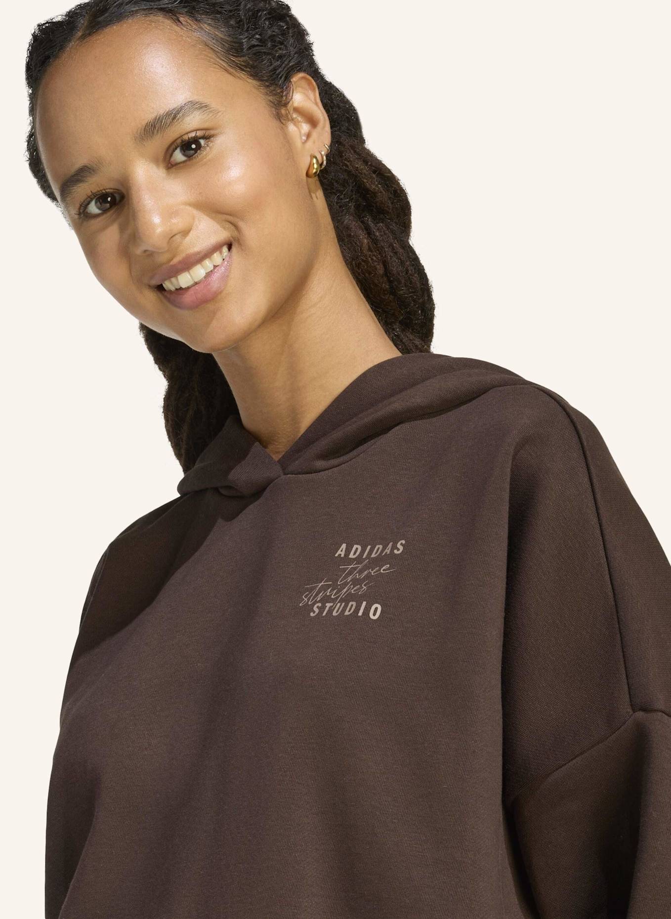 adidas 3-STREIFEN STUDIO HOODIE: BRAUN