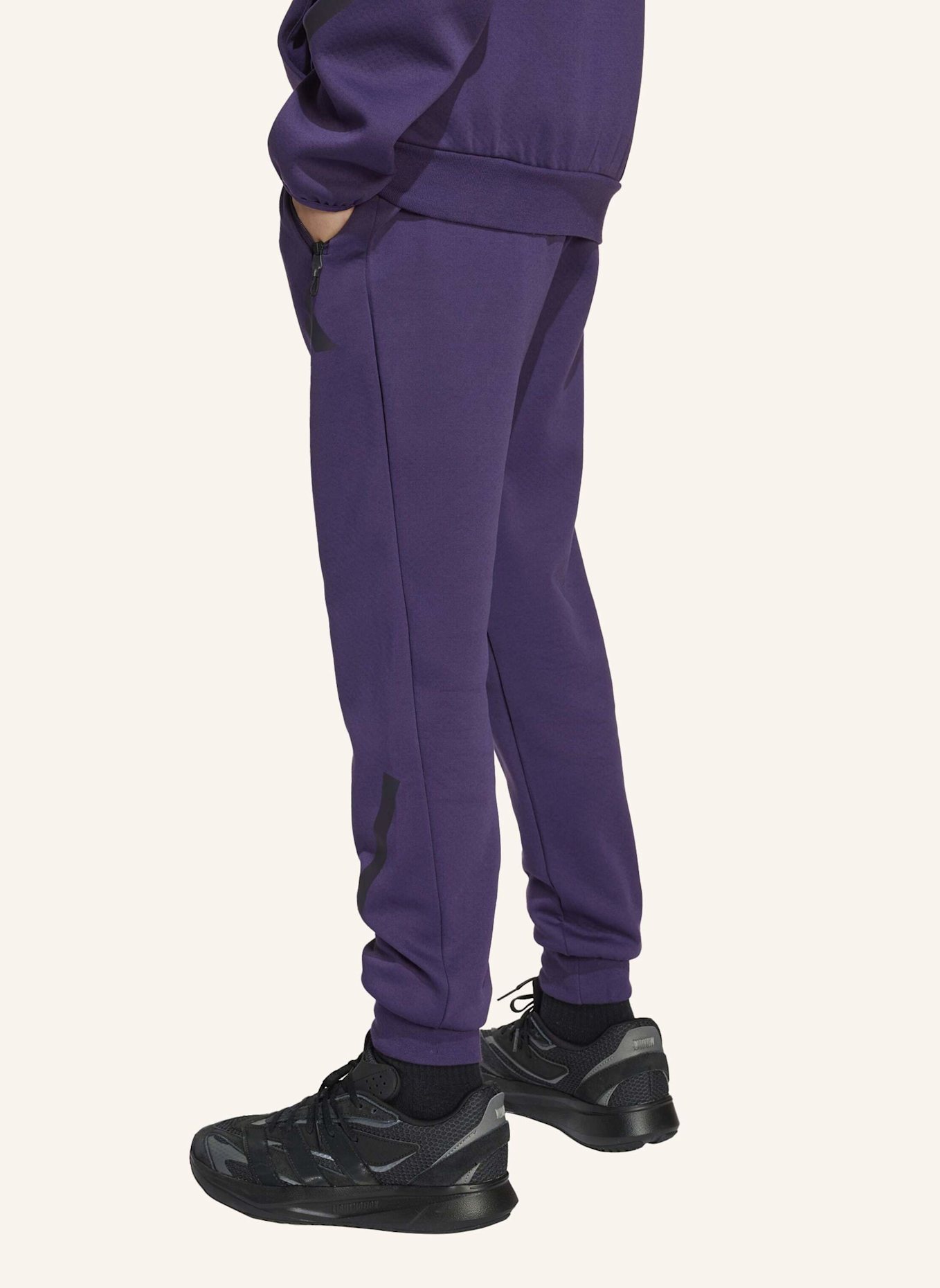 adidas ADIDAS Z.N.E. HOSE MIT SCHMAL ZULAUFENDER BEINFORM: LILA/ SCHWARZ