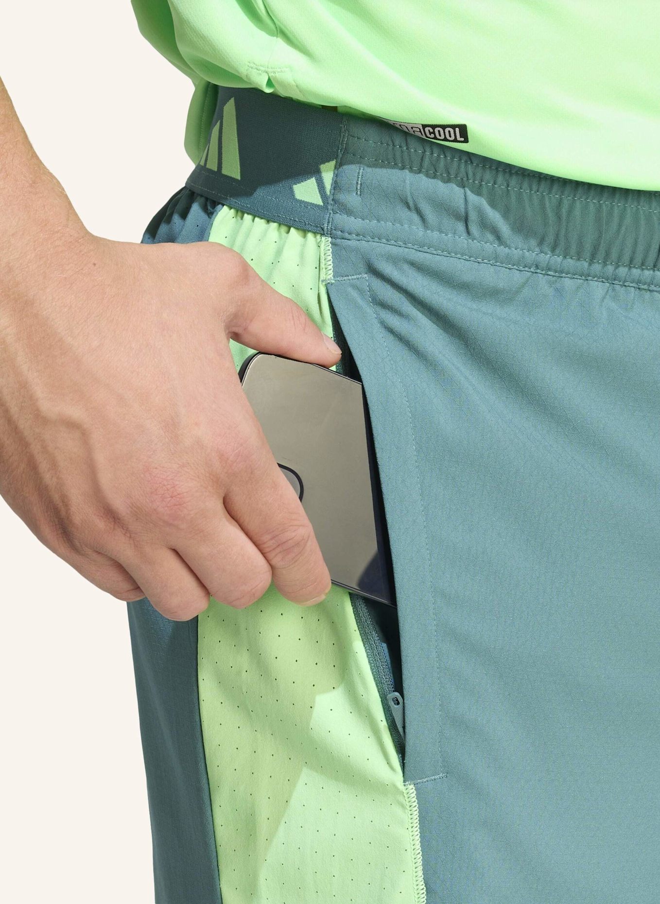 adidas TECH APPAREL CLIMACOOL SHORT: TÜRKIS/ NEONGRÜN